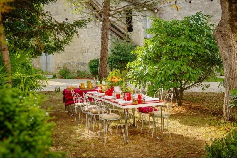 Dining area in Le Castel Pierre - 7ch&7sdb avec clim, piscine XL, salle fitness et sauna pour 18 personnes
