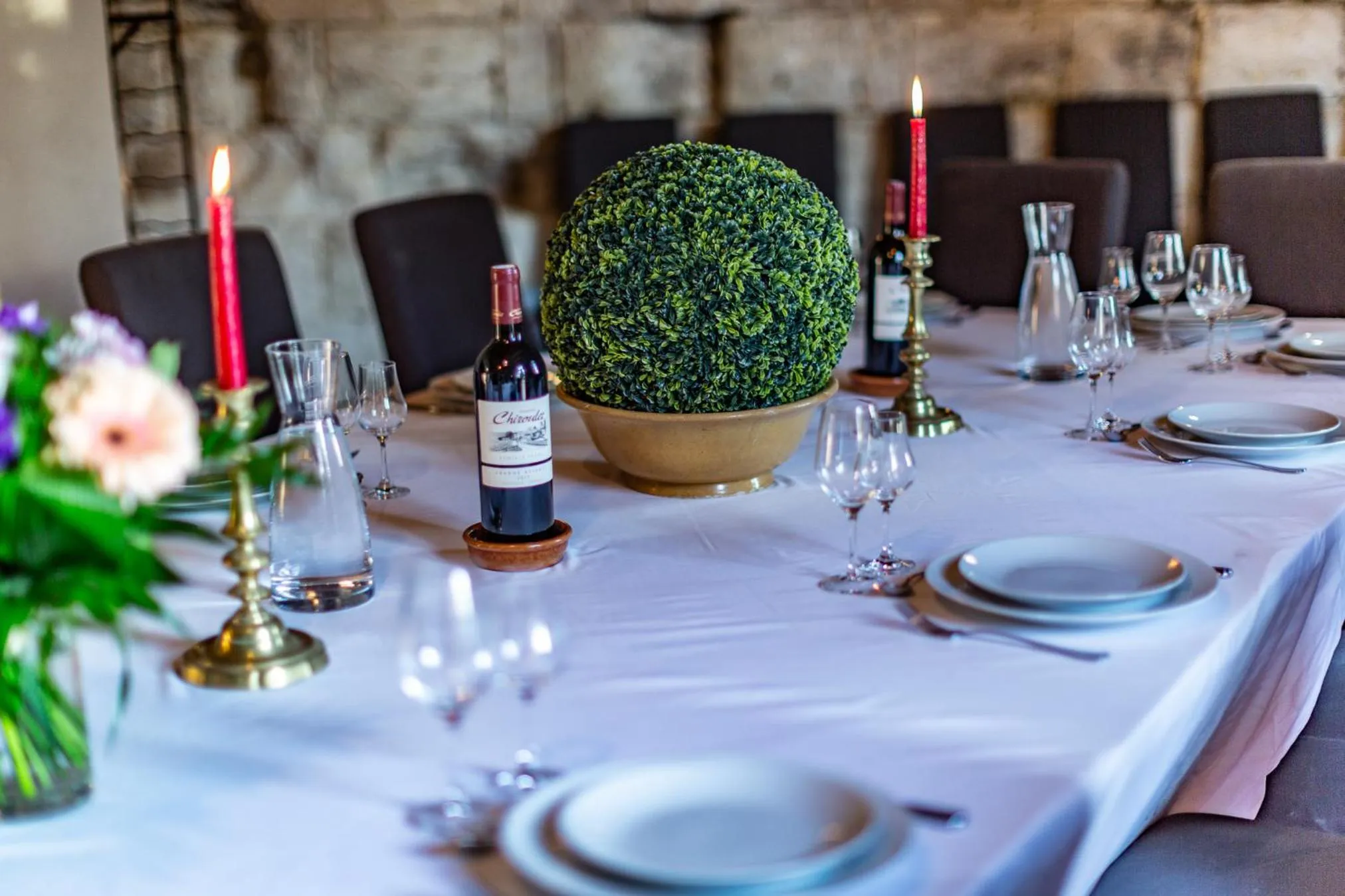 Dining area in Le Castel Pierre - 7ch&7sdb avec clim, piscine XL, salle fitness et sauna pour 18 personnes