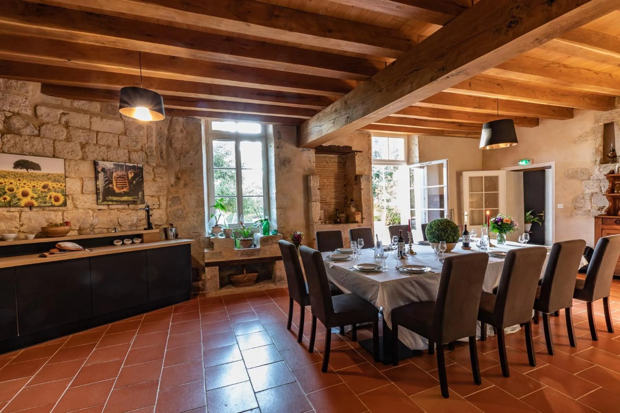 Dining area in Le Castel Pierre - 7ch&7sdb avec clim, piscine XL, salle fitness et sauna pour 18 personnes