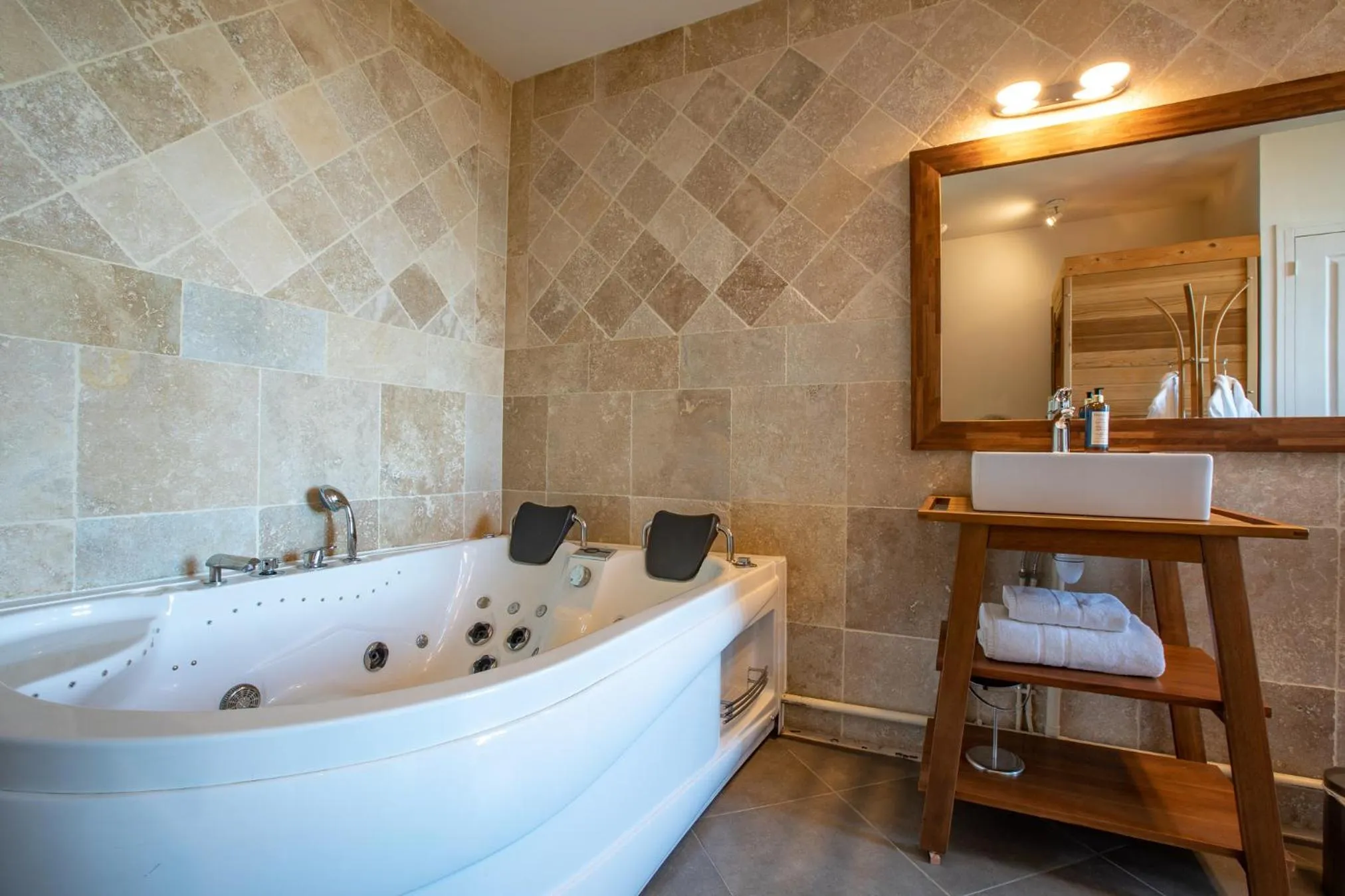 Bathroom in Le Castel Pierre - 7ch&7sdb avec clim, piscine XL, salle fitness et sauna pour 18 personnes