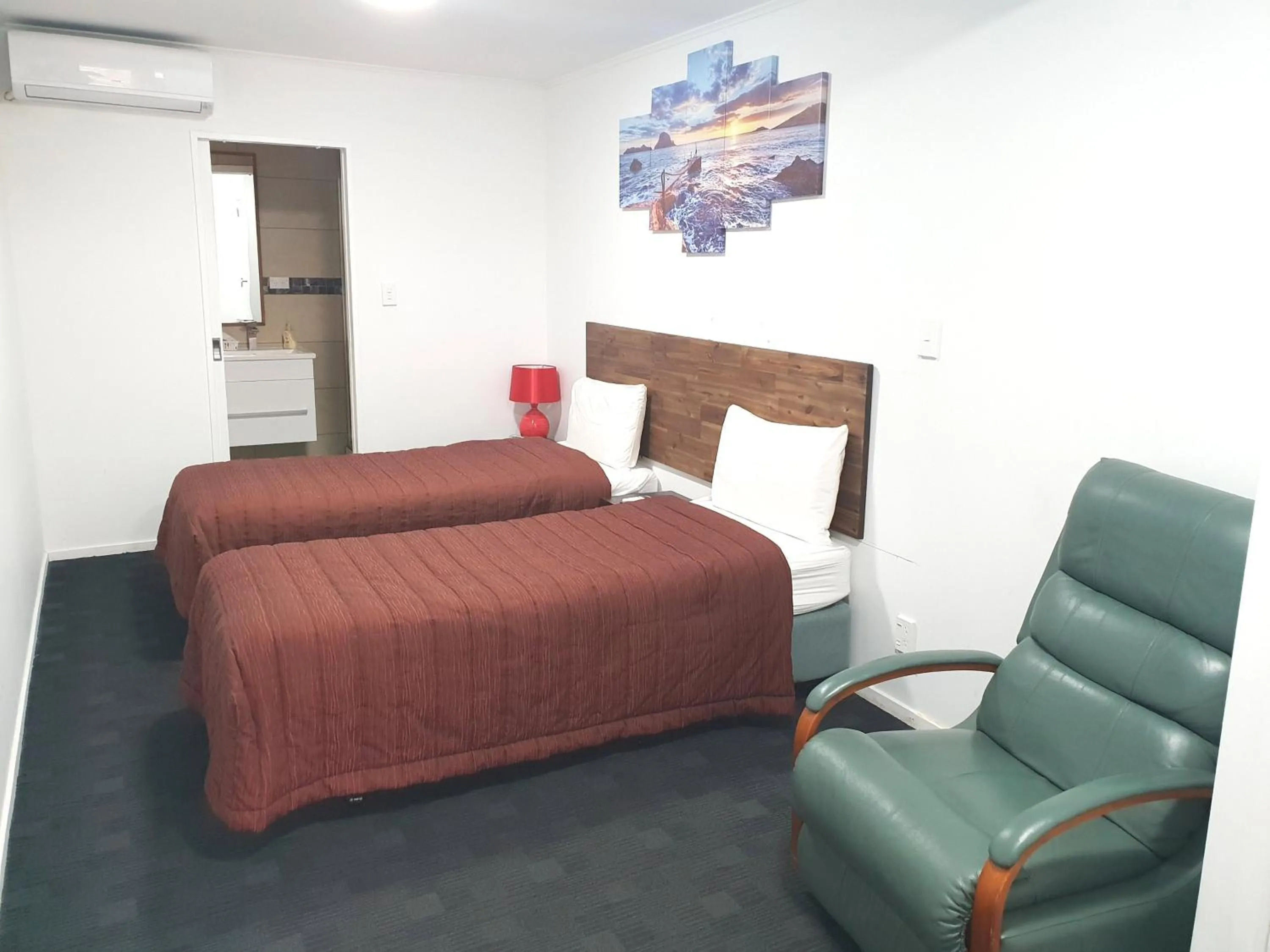 Bedroom, Bed in Newlands Court Motel