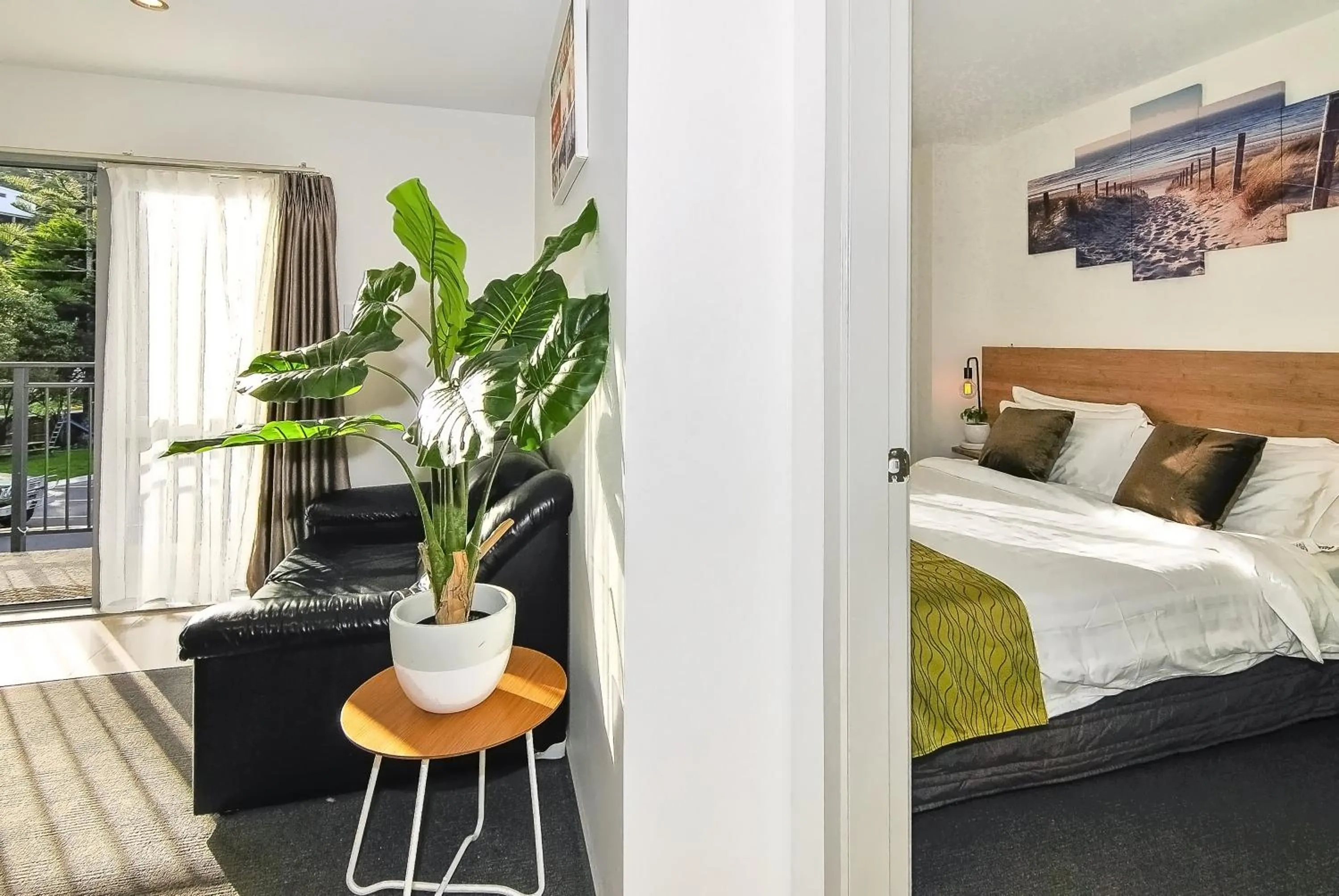 Living room, Bed in Newlands Court Motel