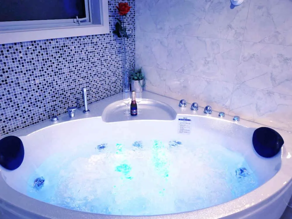 Bath in Newlands Court Motel