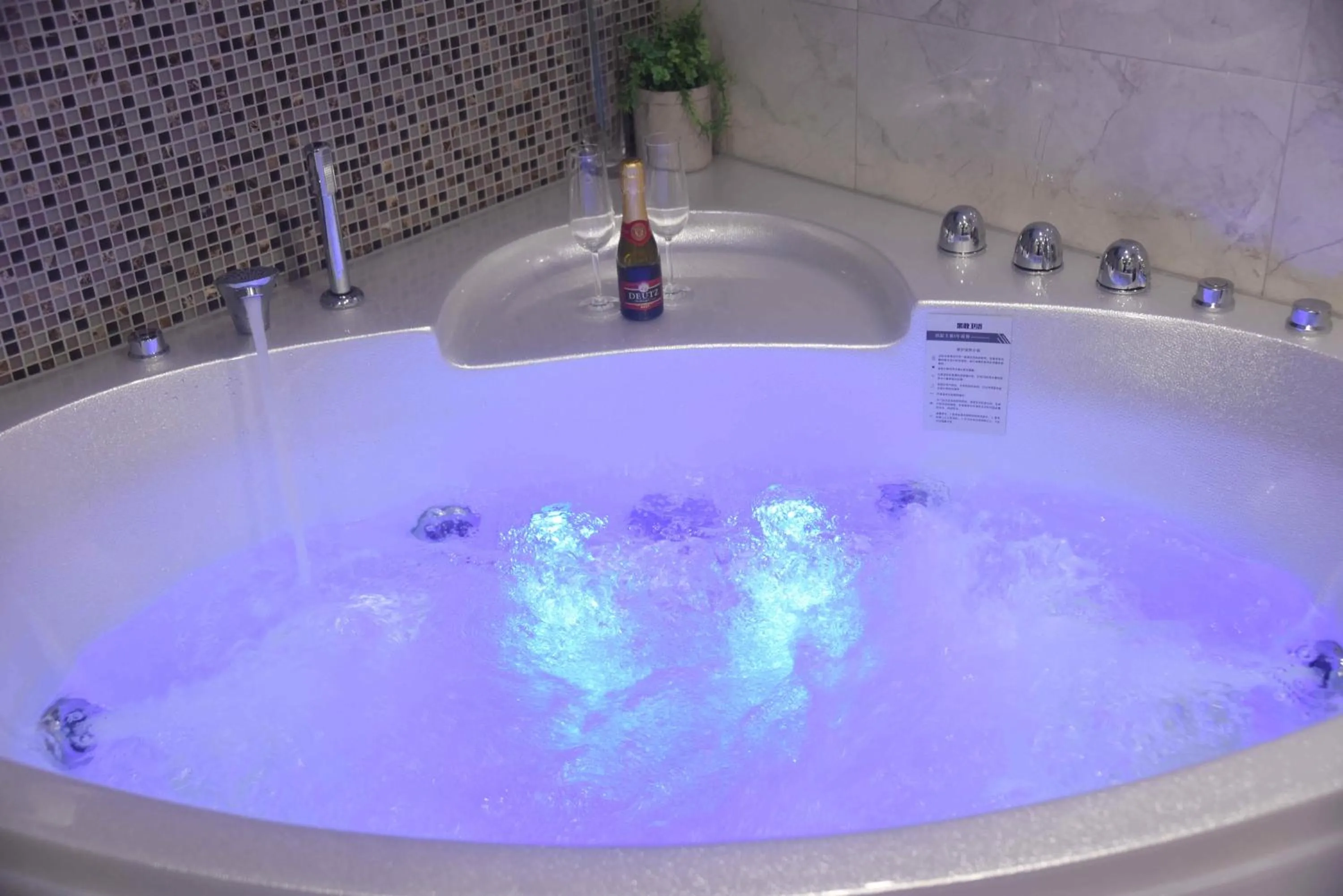 Bath in Newlands Court Motel