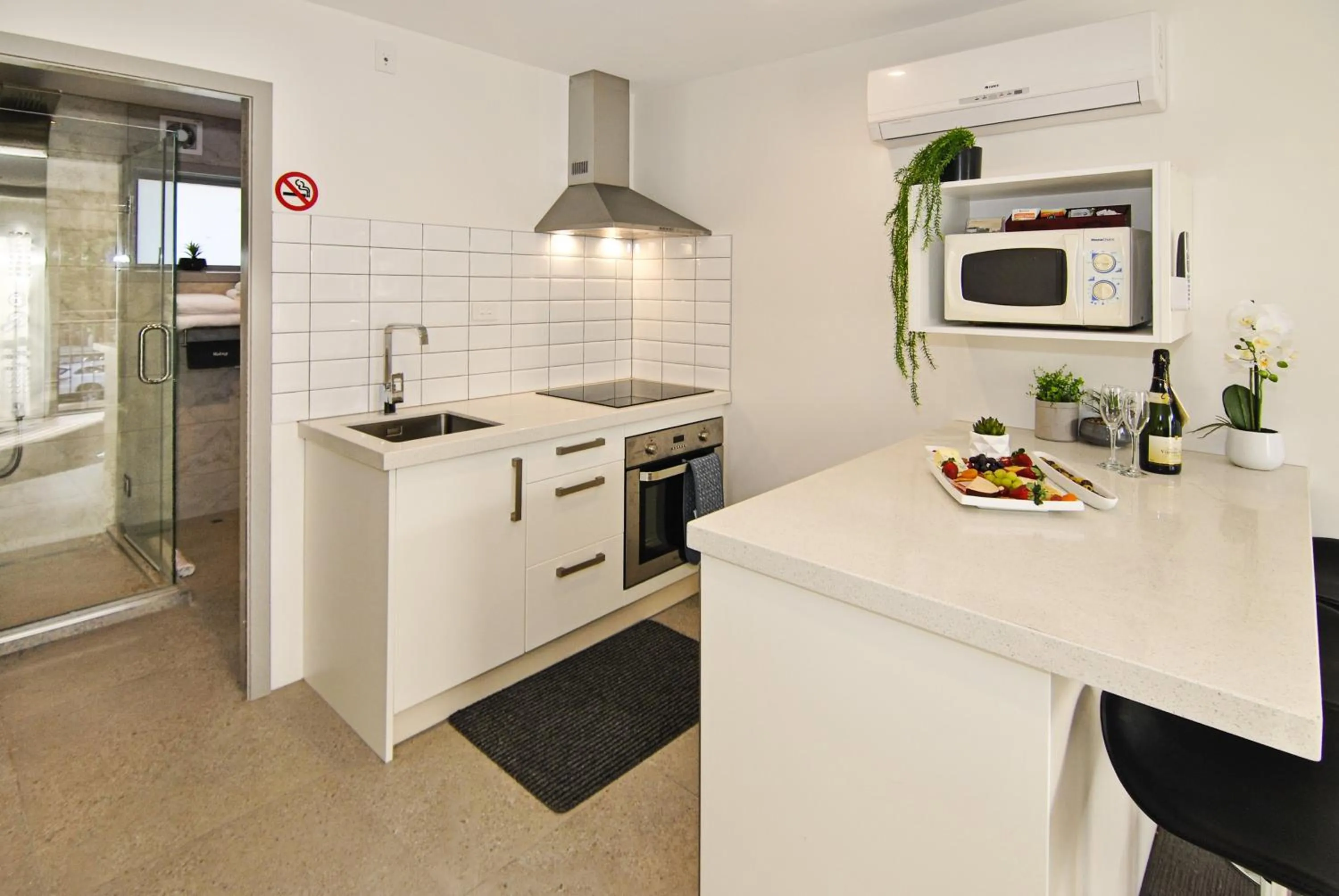 Kitchen or kitchenette in Newlands Court Motel
