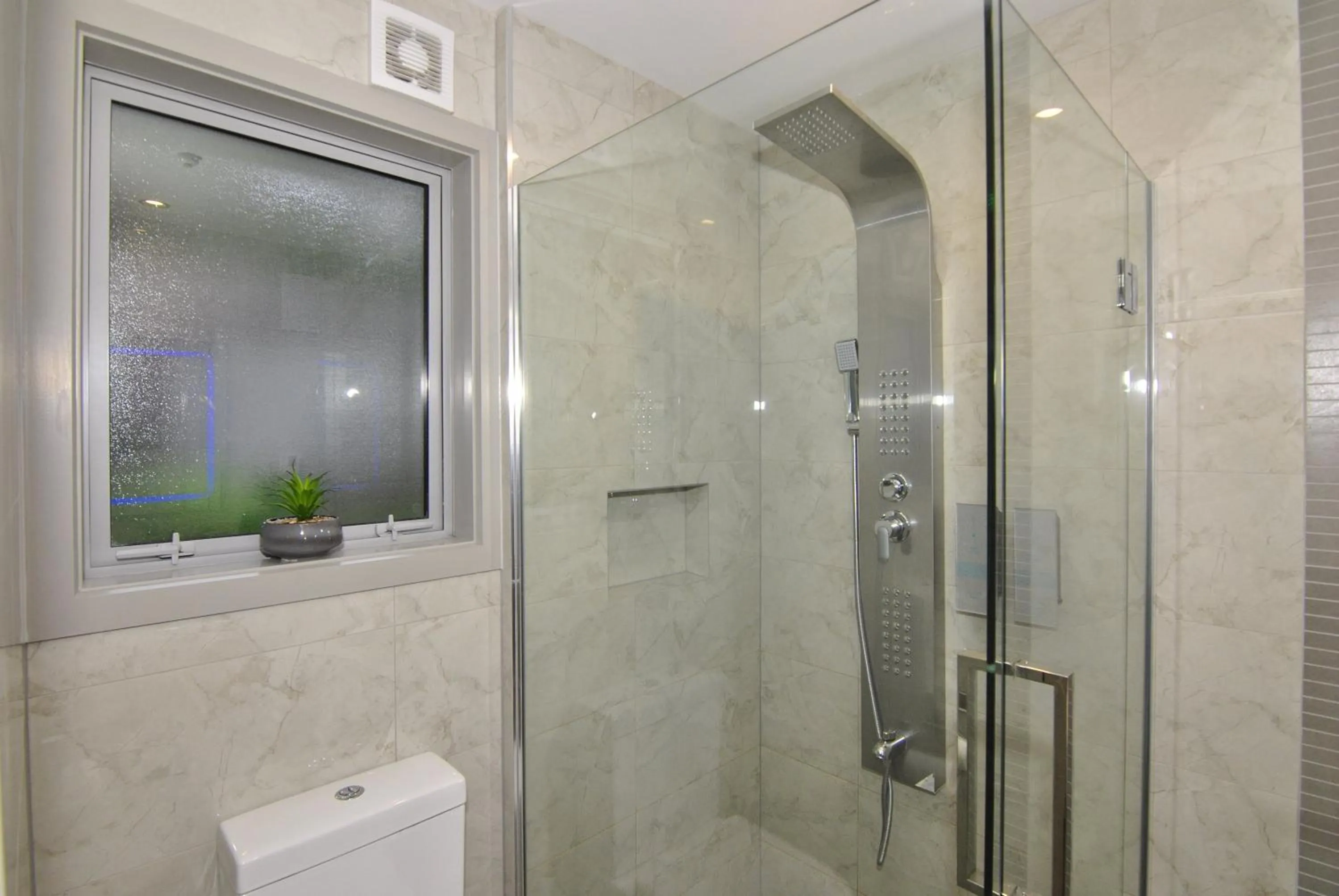 Shower in Newlands Court Motel