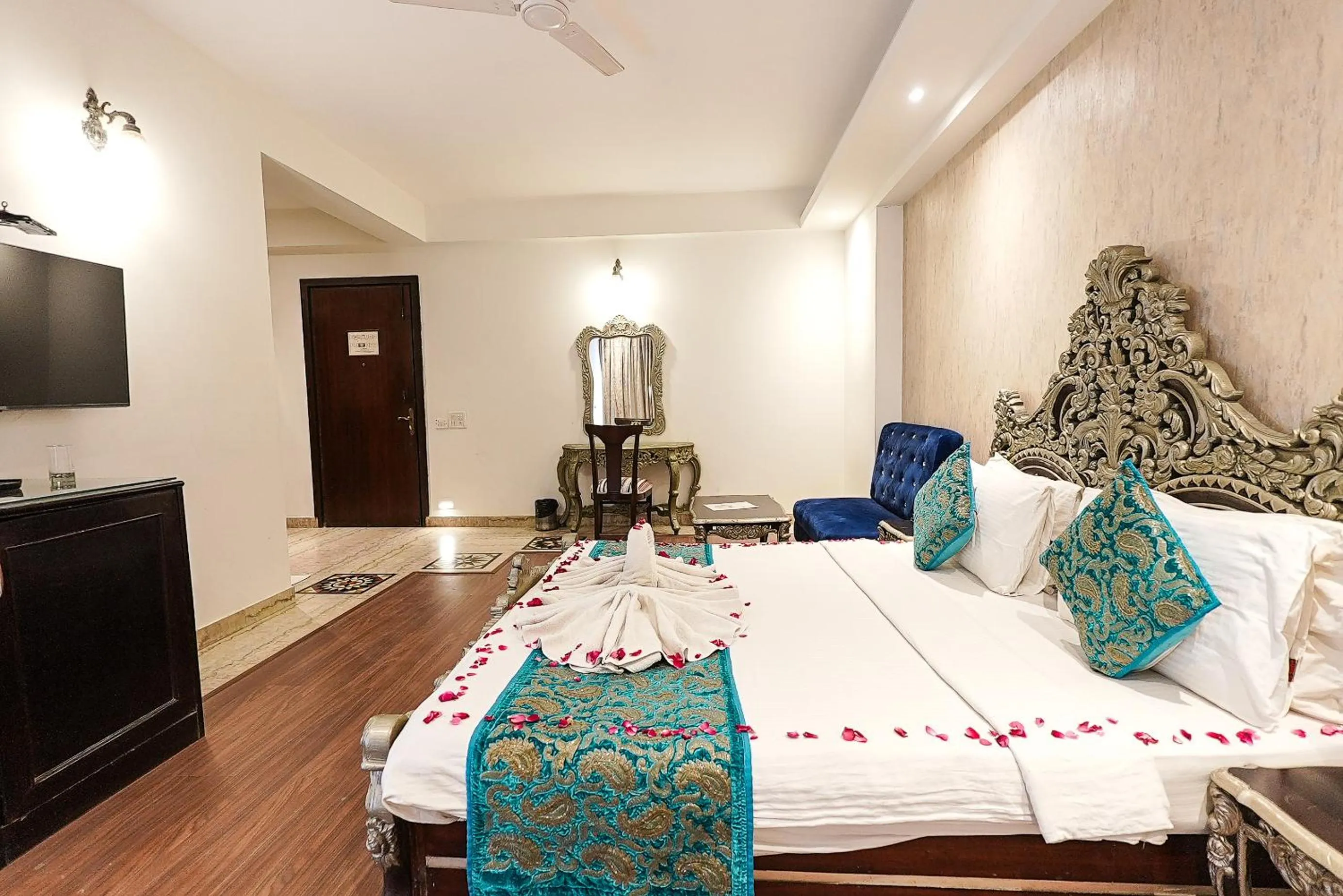 Bedroom, Bed in HotelMaple Ridge