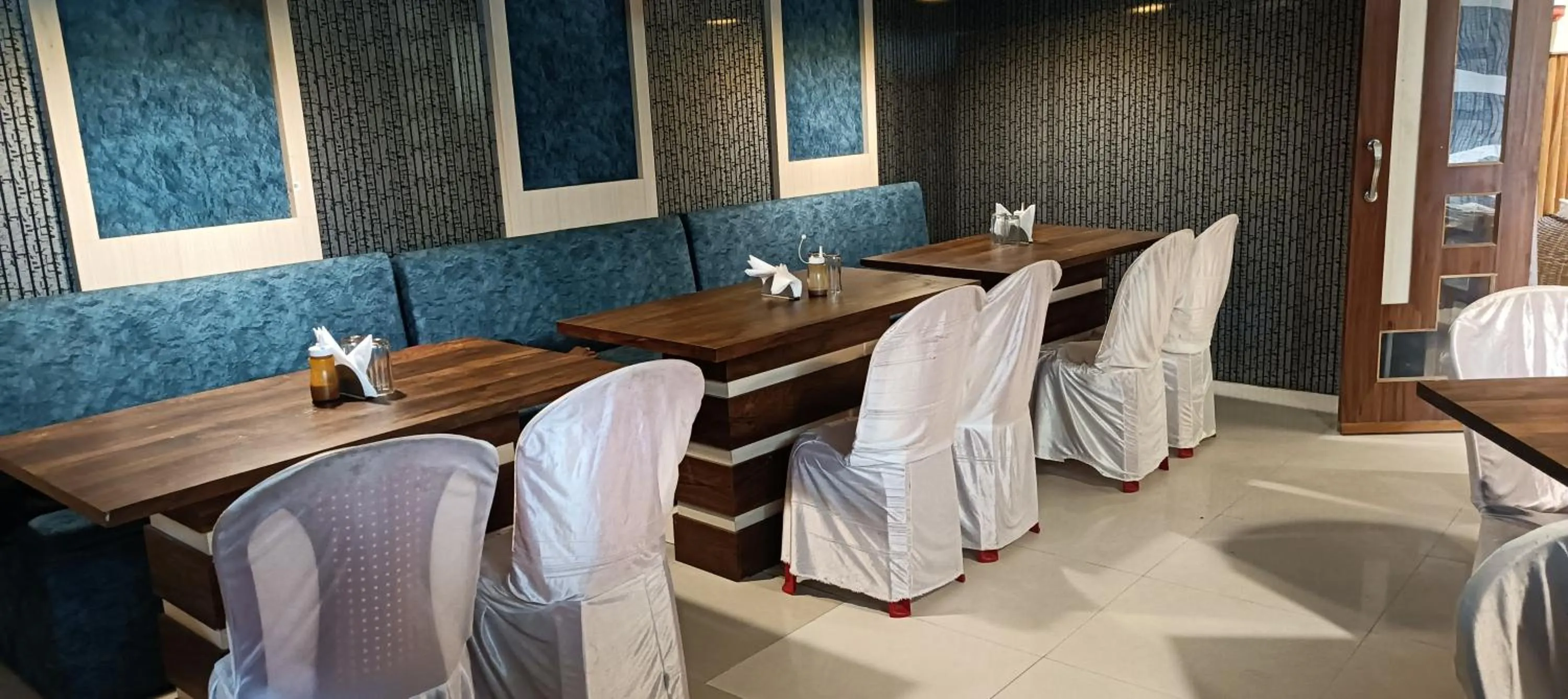 Restaurant/places to eat in Hotel Assembly