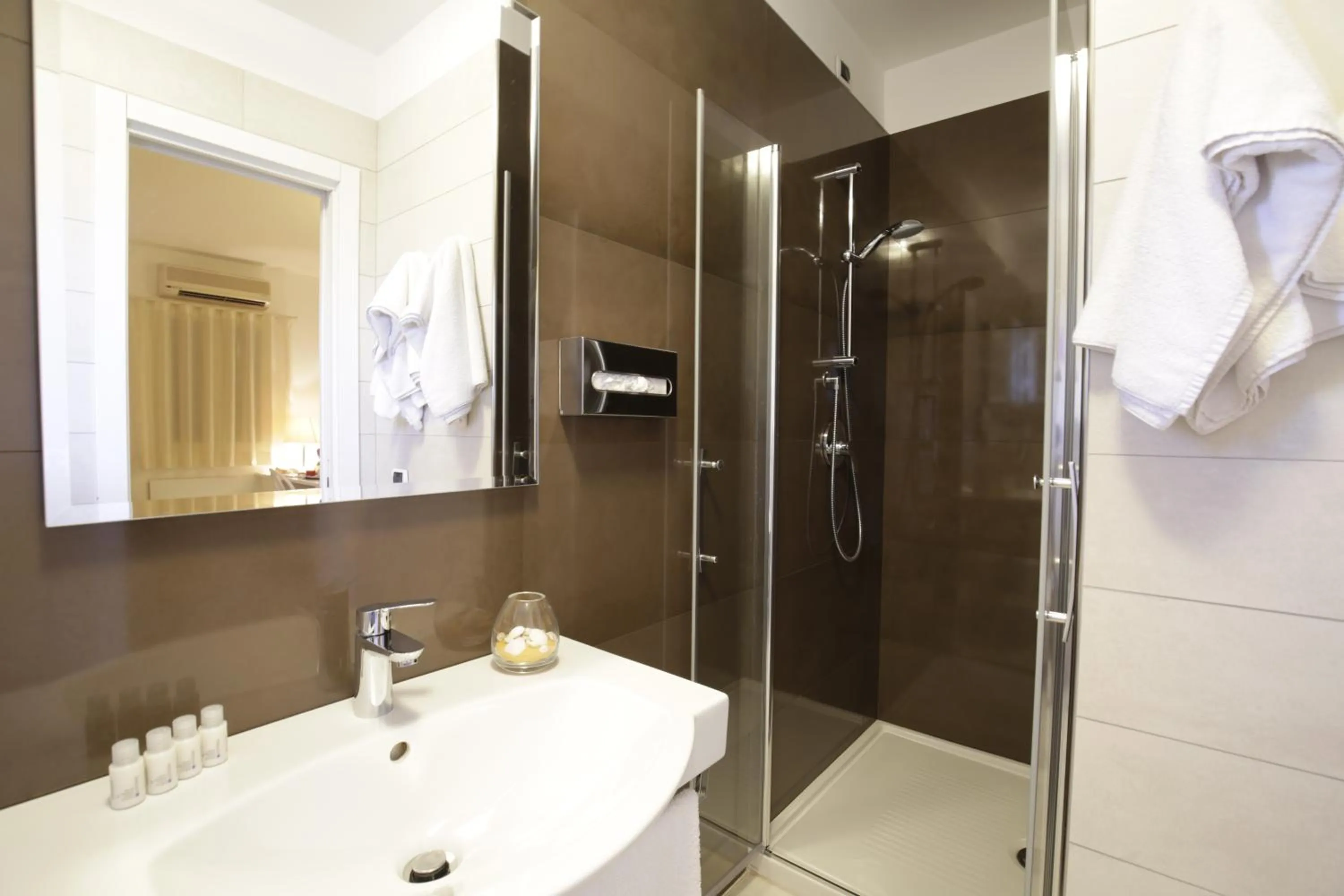 Shower in Garden Hotel Ripa