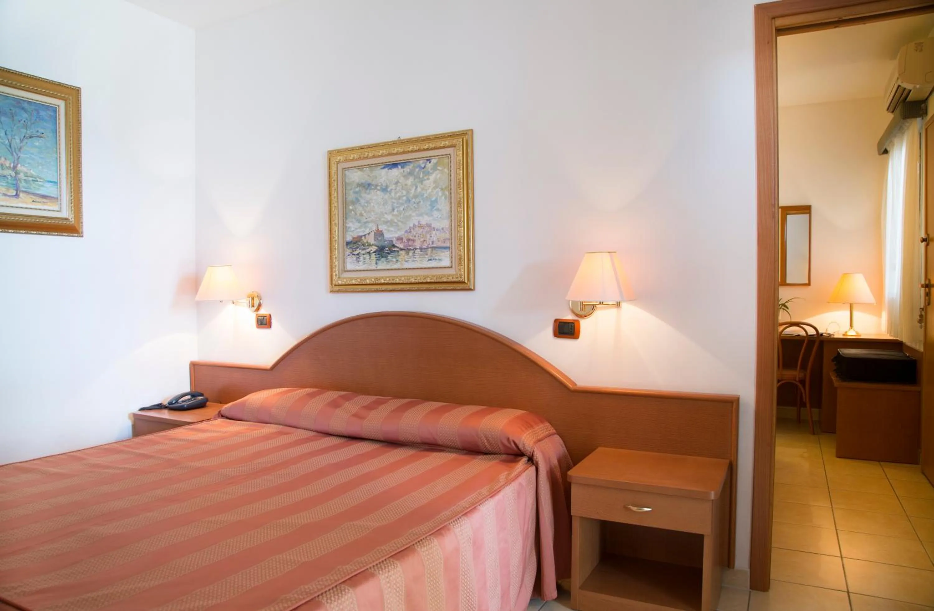 Drinks, Bed in Garden Hotel Ripa