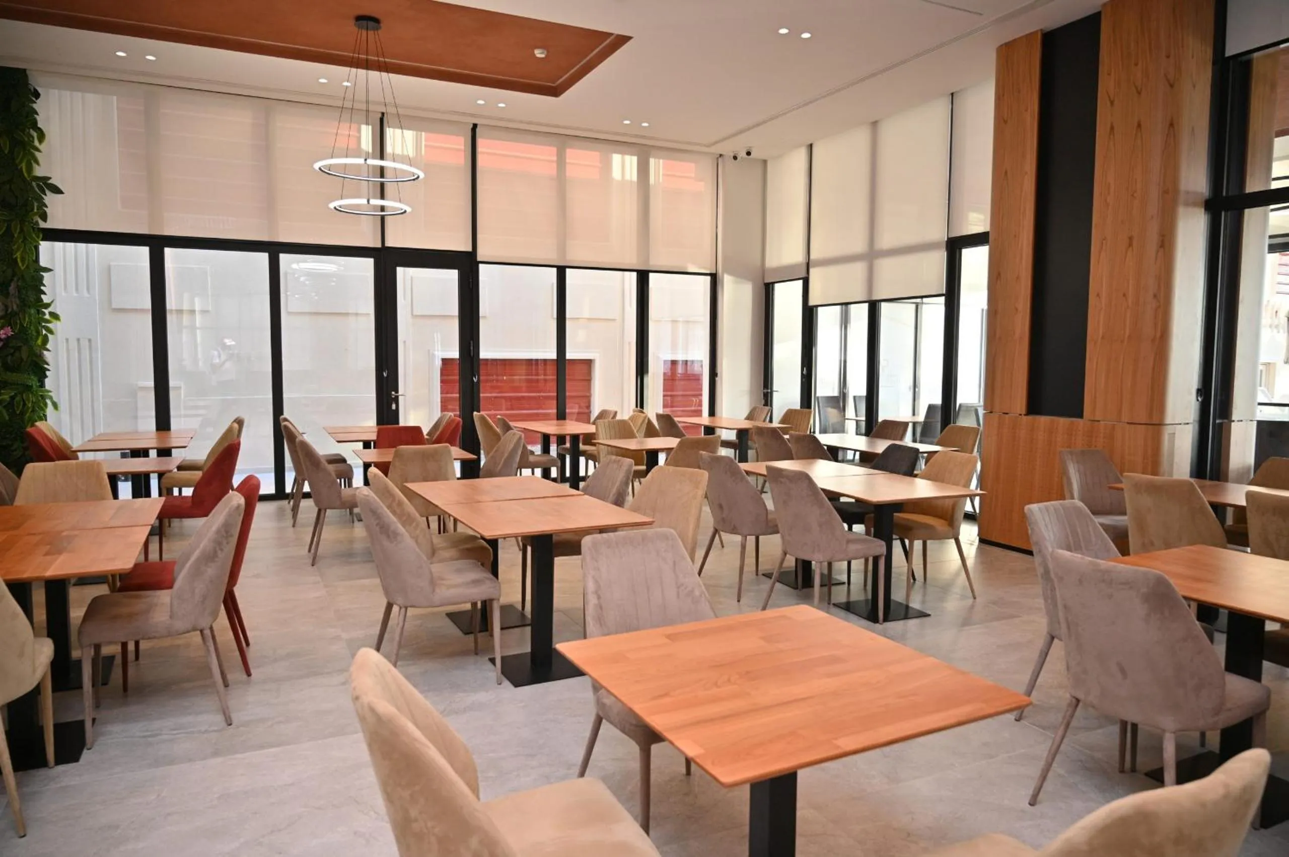 Restaurant/places to eat in Adria Palace