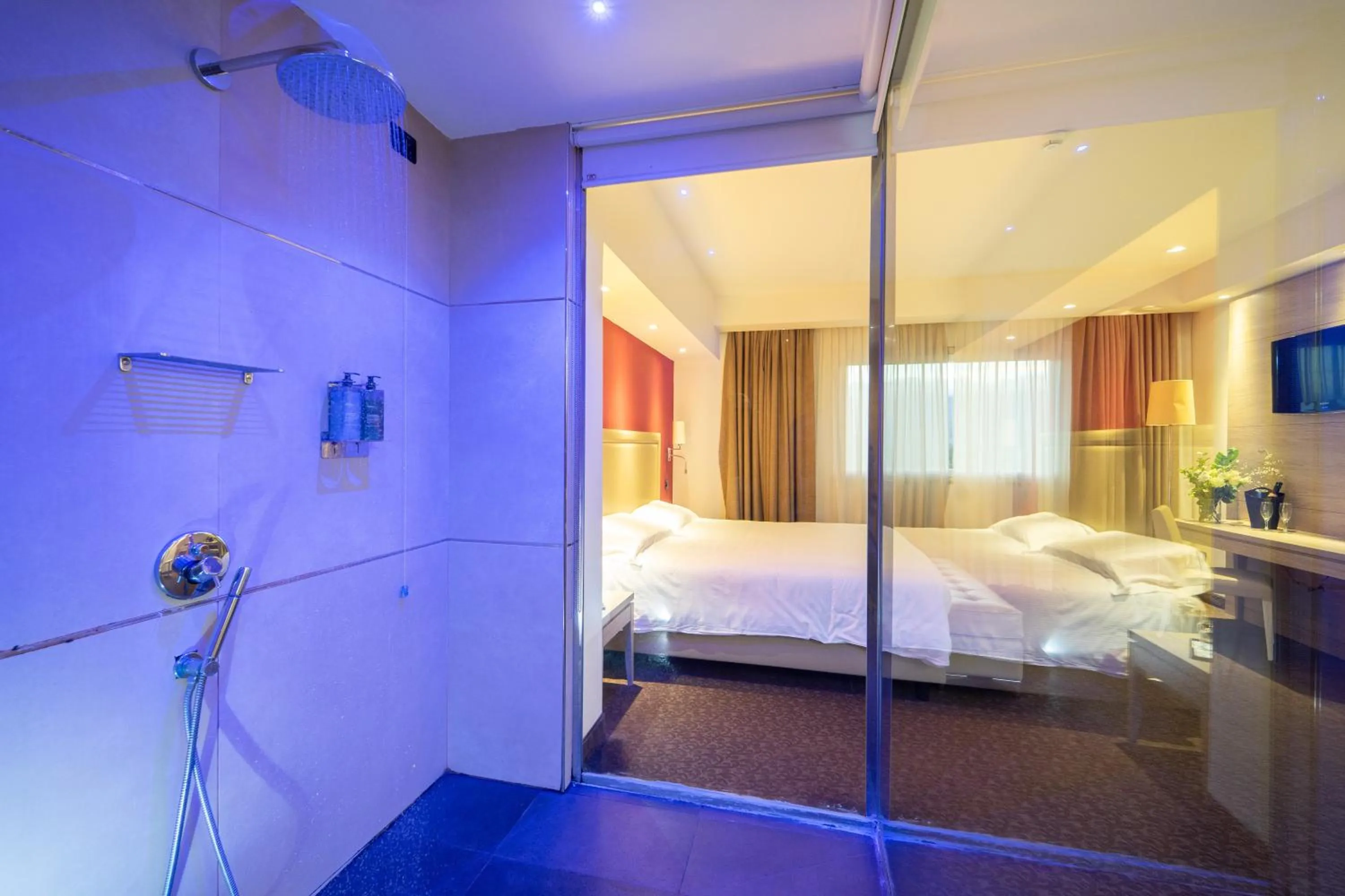 Bathroom, Bed in UNA HOTELS Tenuta Contessa Farm & SPA Cosenza