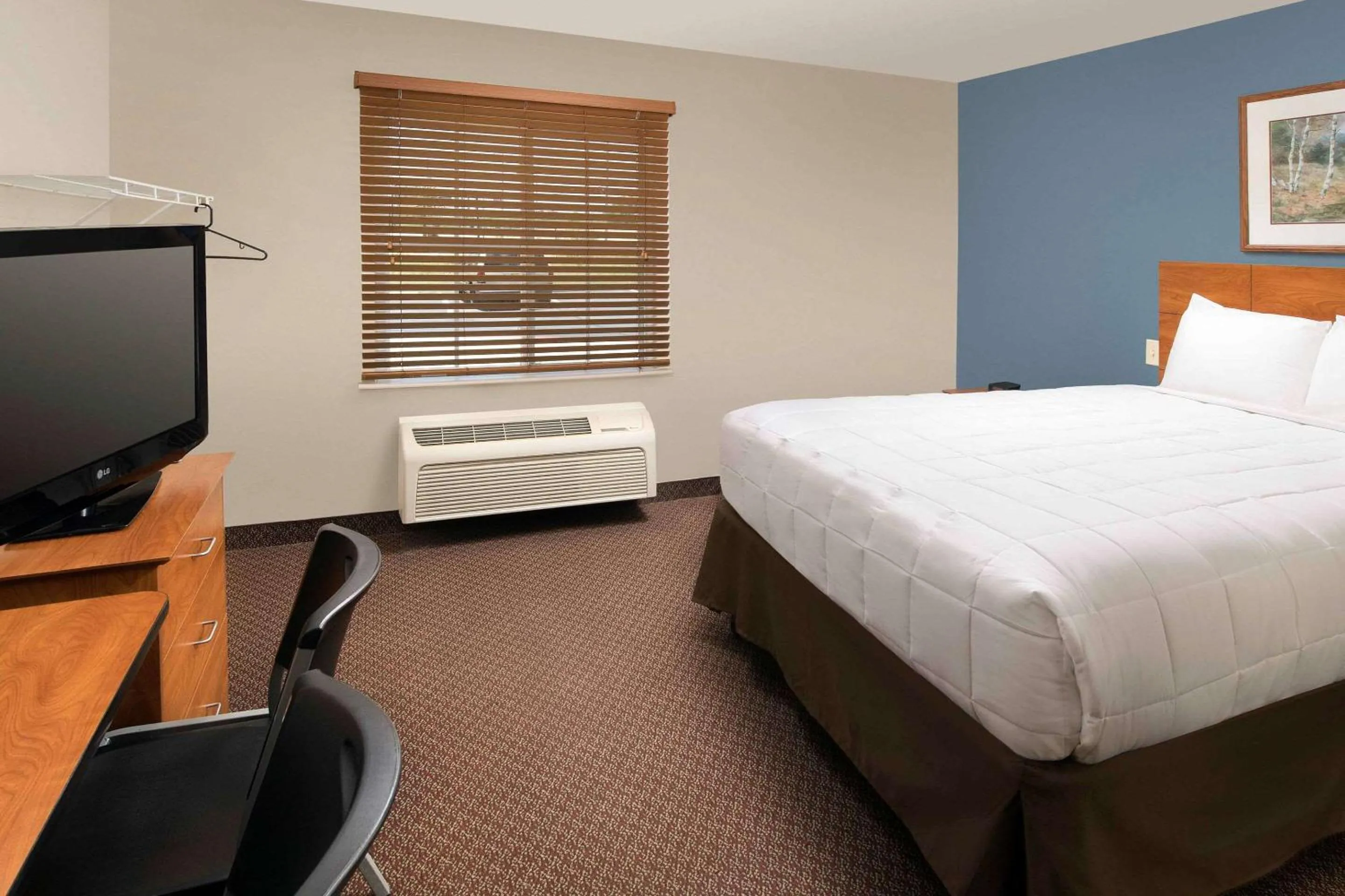 Photo of the whole room, Bed in WoodSpring Suites San Antonio North Live Oak I-35