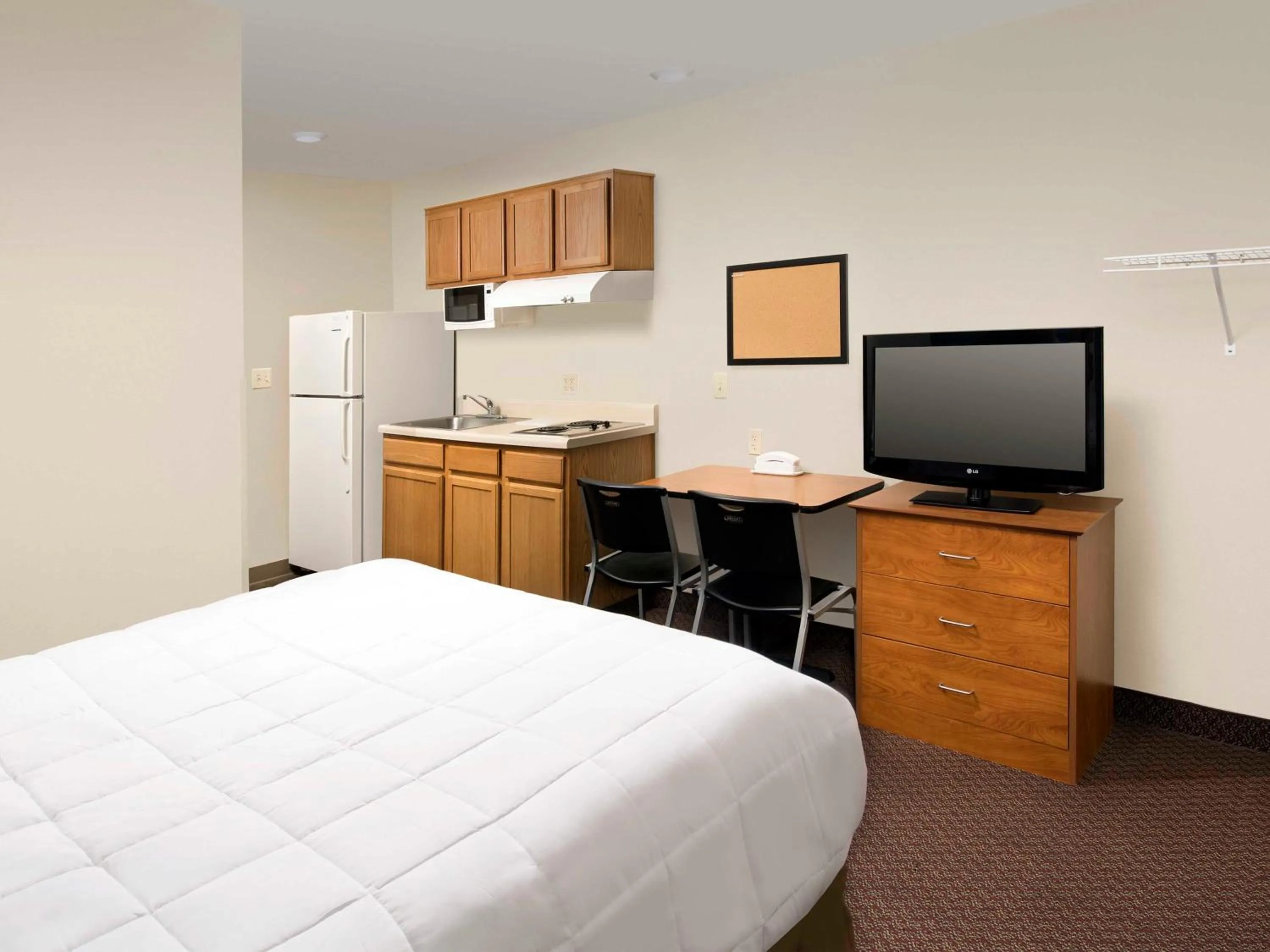 Bedroom, Bed in WoodSpring Suites San Antonio North Live Oak I-35