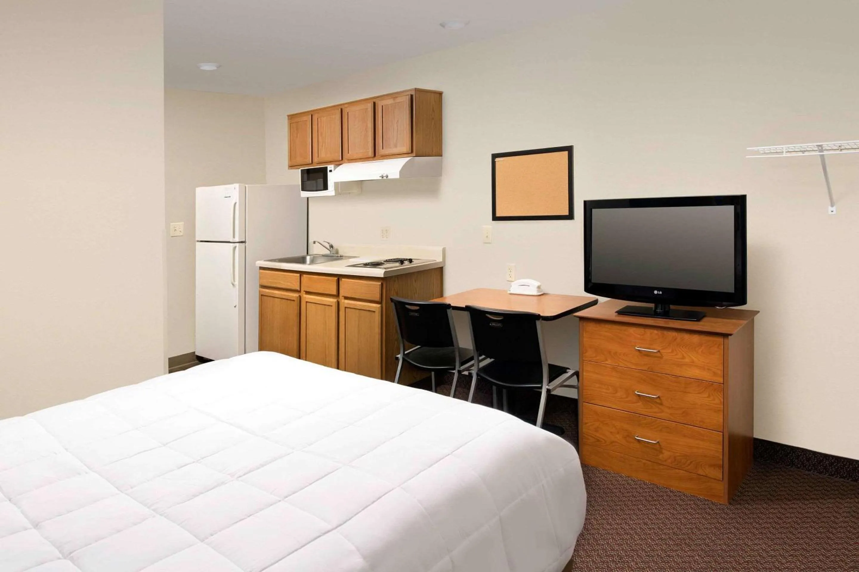 Photo of the whole room, Bed in WoodSpring Suites San Antonio North Live Oak I-35