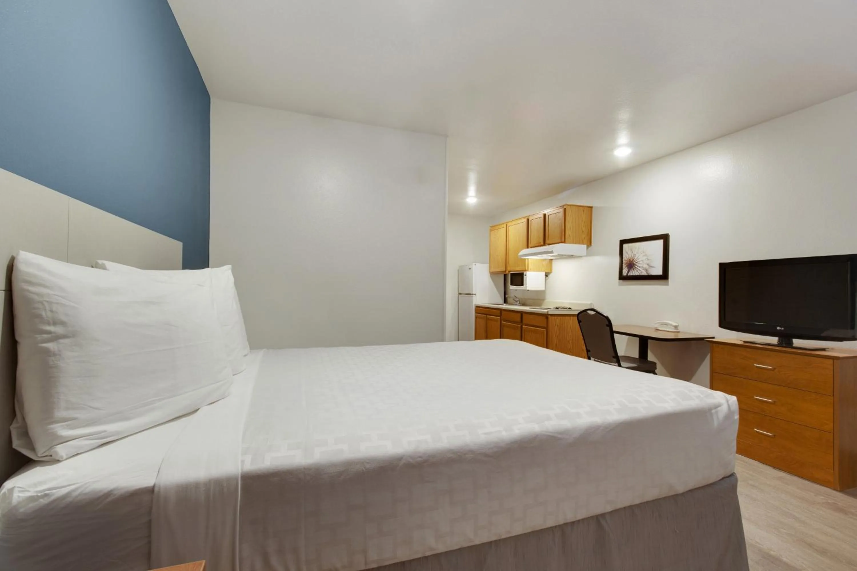 Photo of the whole room, Bed in WoodSpring Suites Houston Westchase
