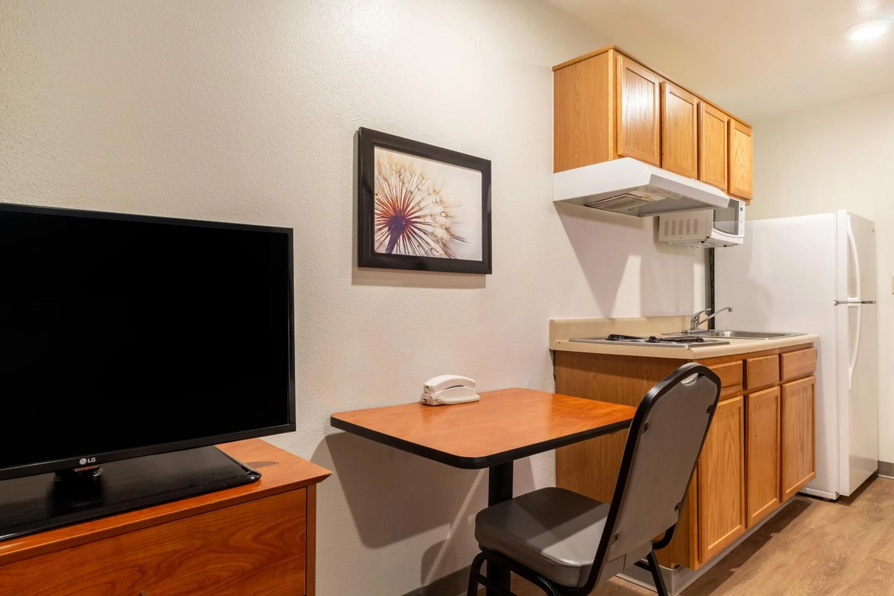 Dining area in WoodSpring Suites Houston Willowbrook