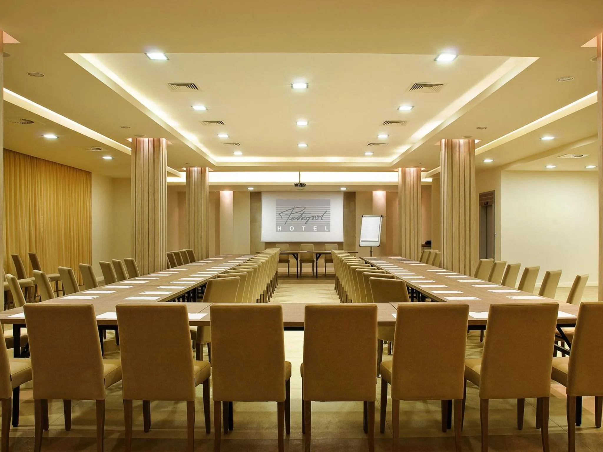Business facilities in Hotel Petropol