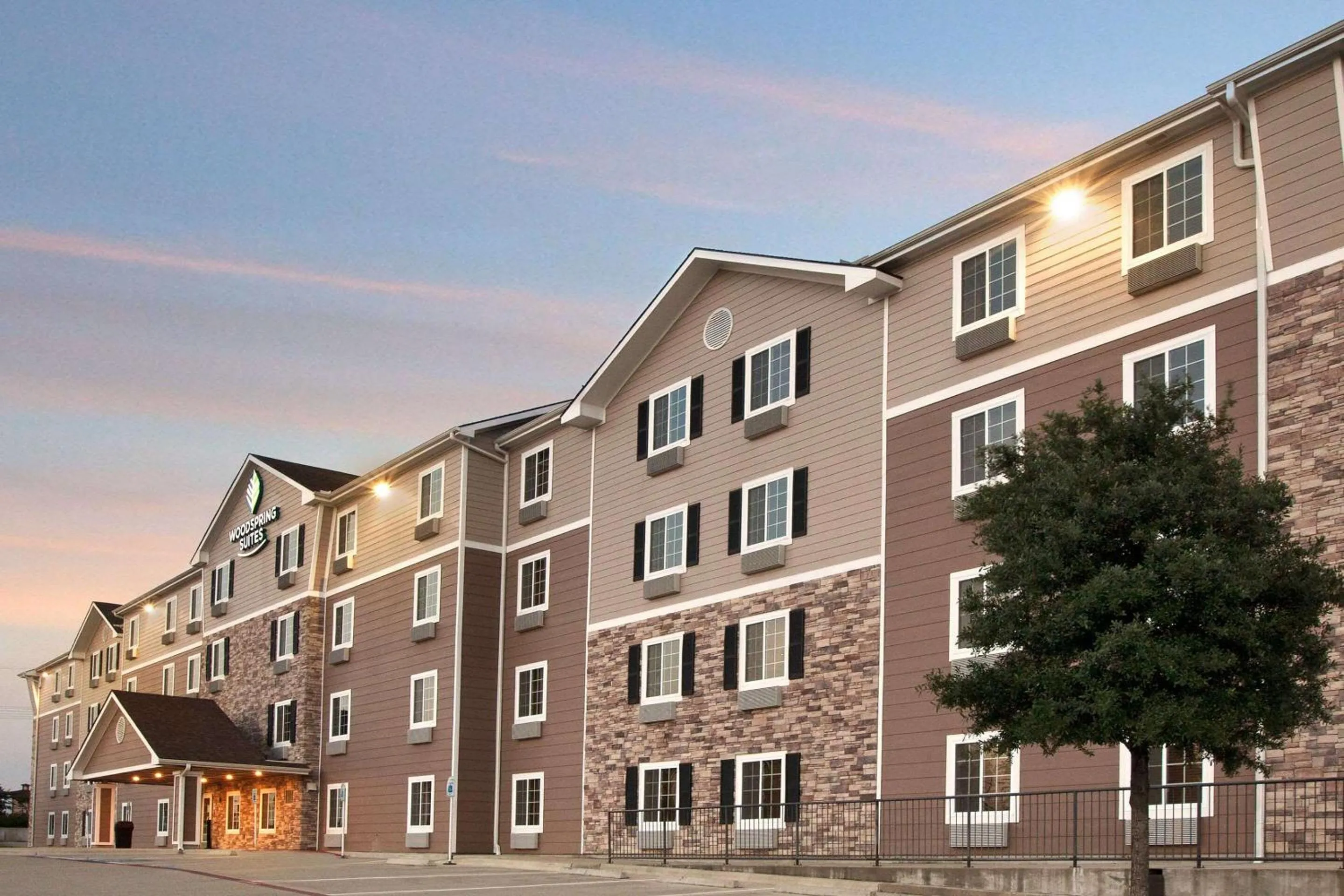 Property building in WoodSpring Suites College Station