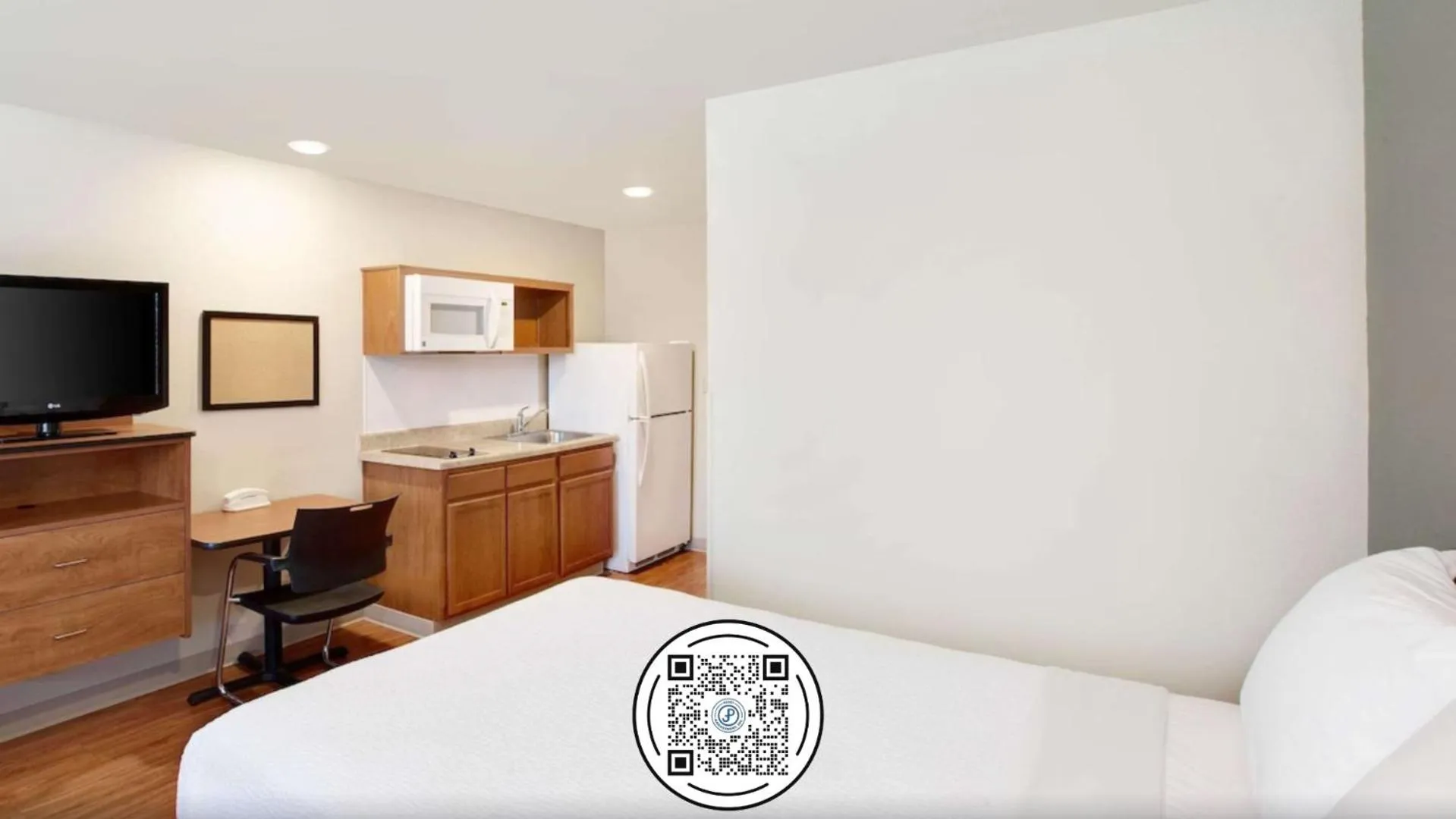 Bed in WoodSpring Suites College Station