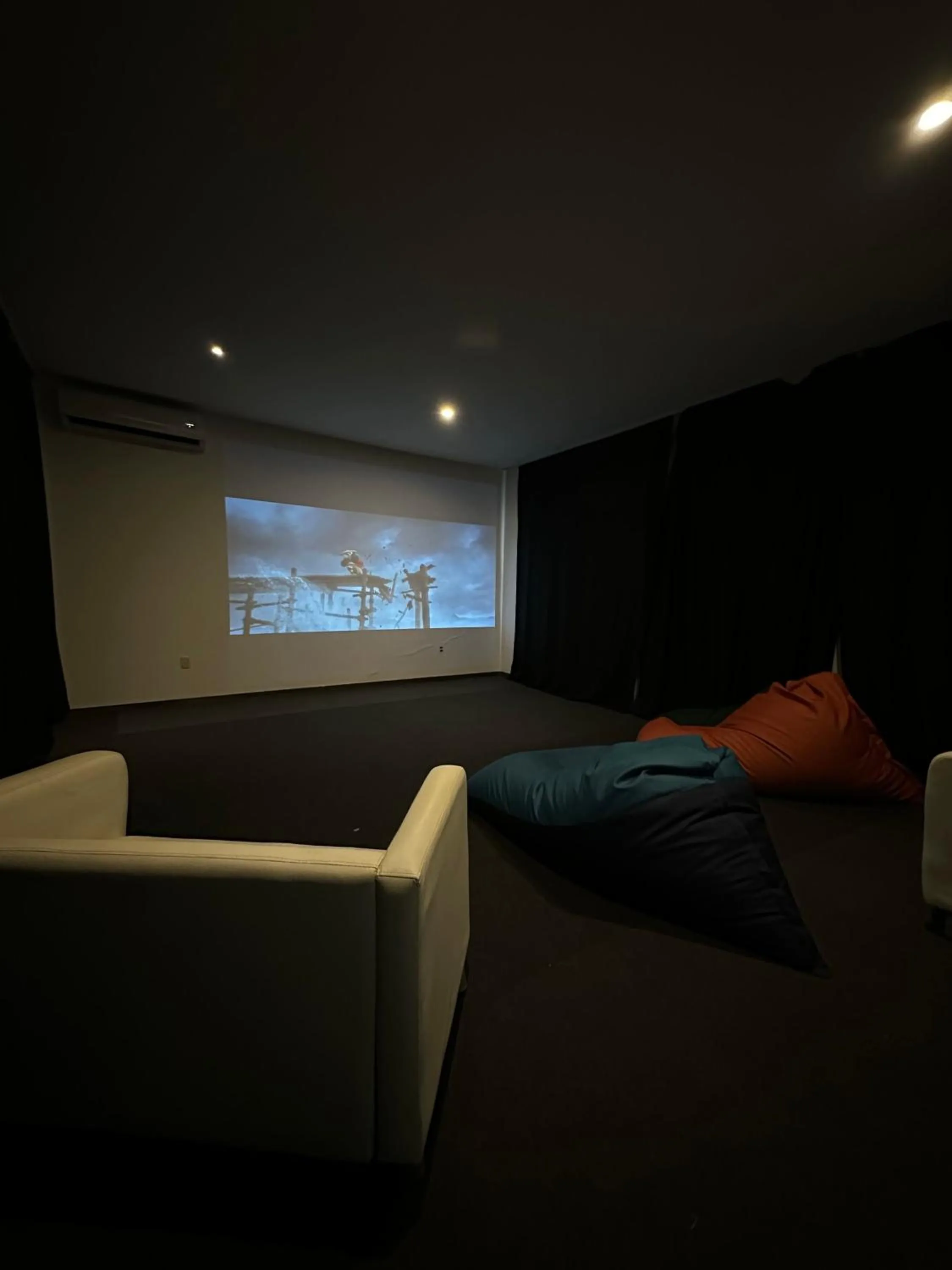 Communal lounge/ TV room, Bed in PAUSA Hotel