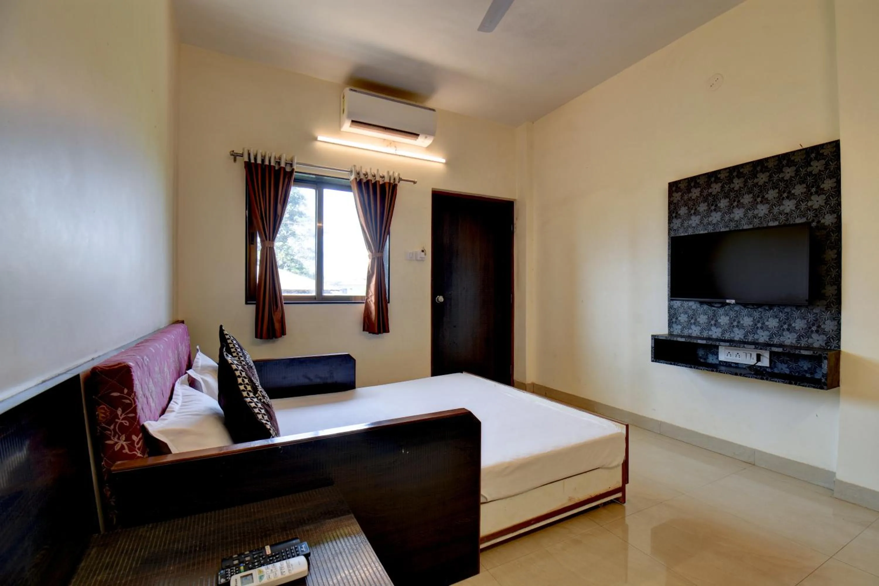 TV and multimedia, Bed in Hotel Padmavati Palace, Mahabaleshwar