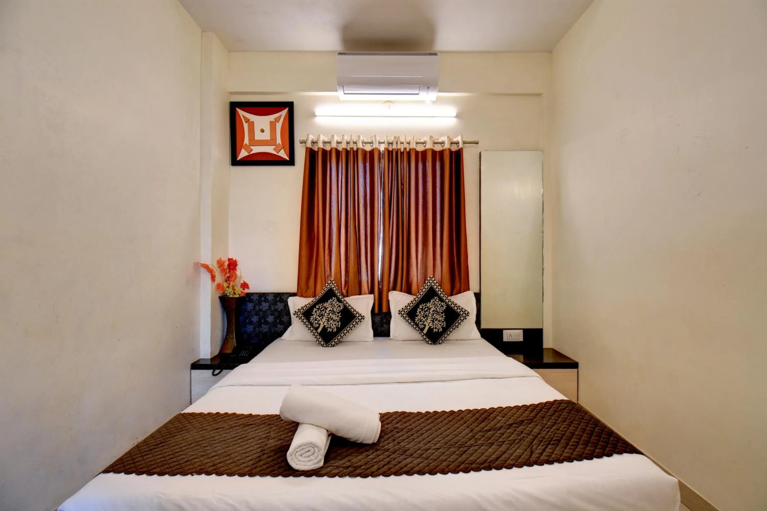 Bed in Hotel Padmavati Palace, Mahabaleshwar
