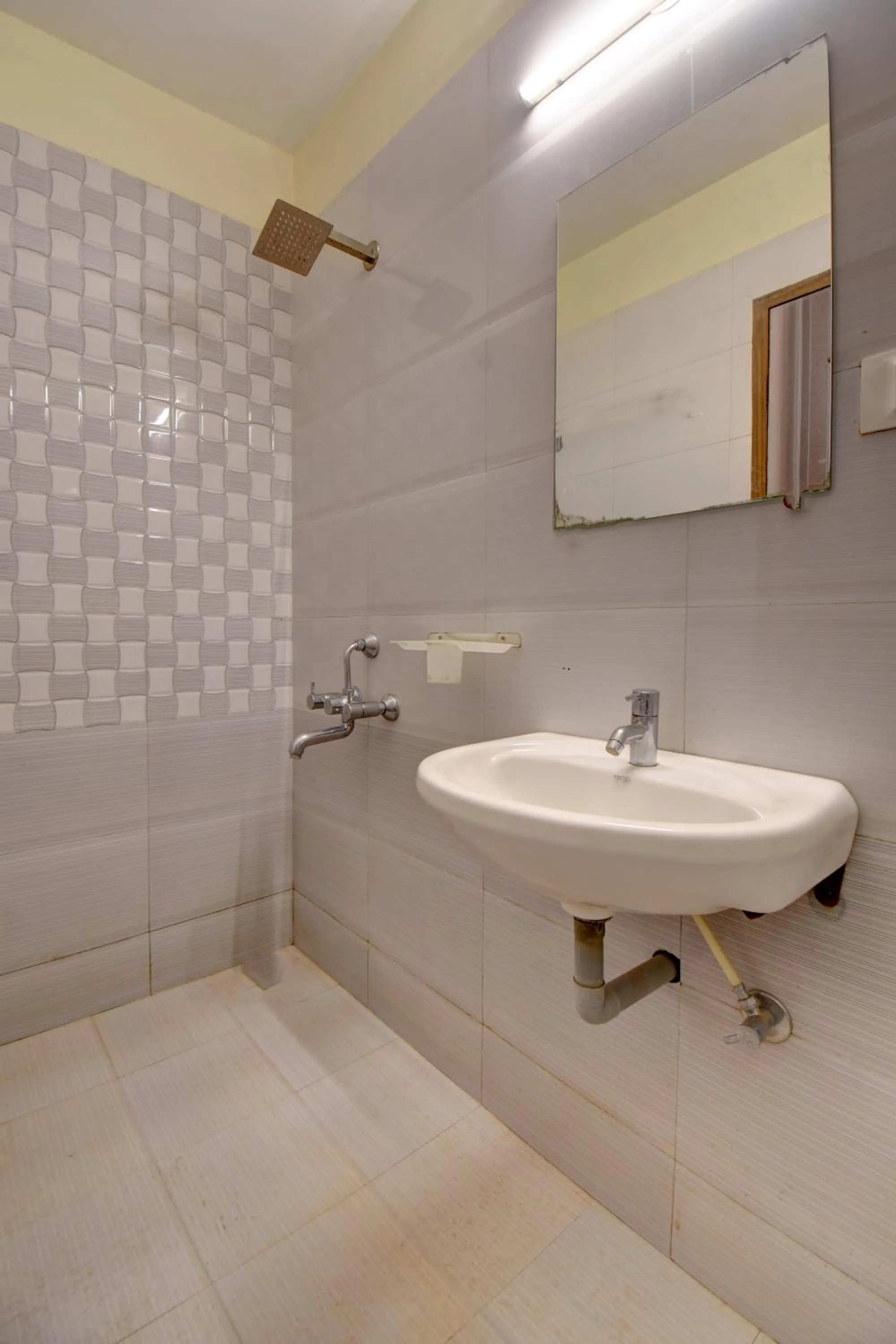 Shower in Hotel Padmavati Palace, Mahabaleshwar