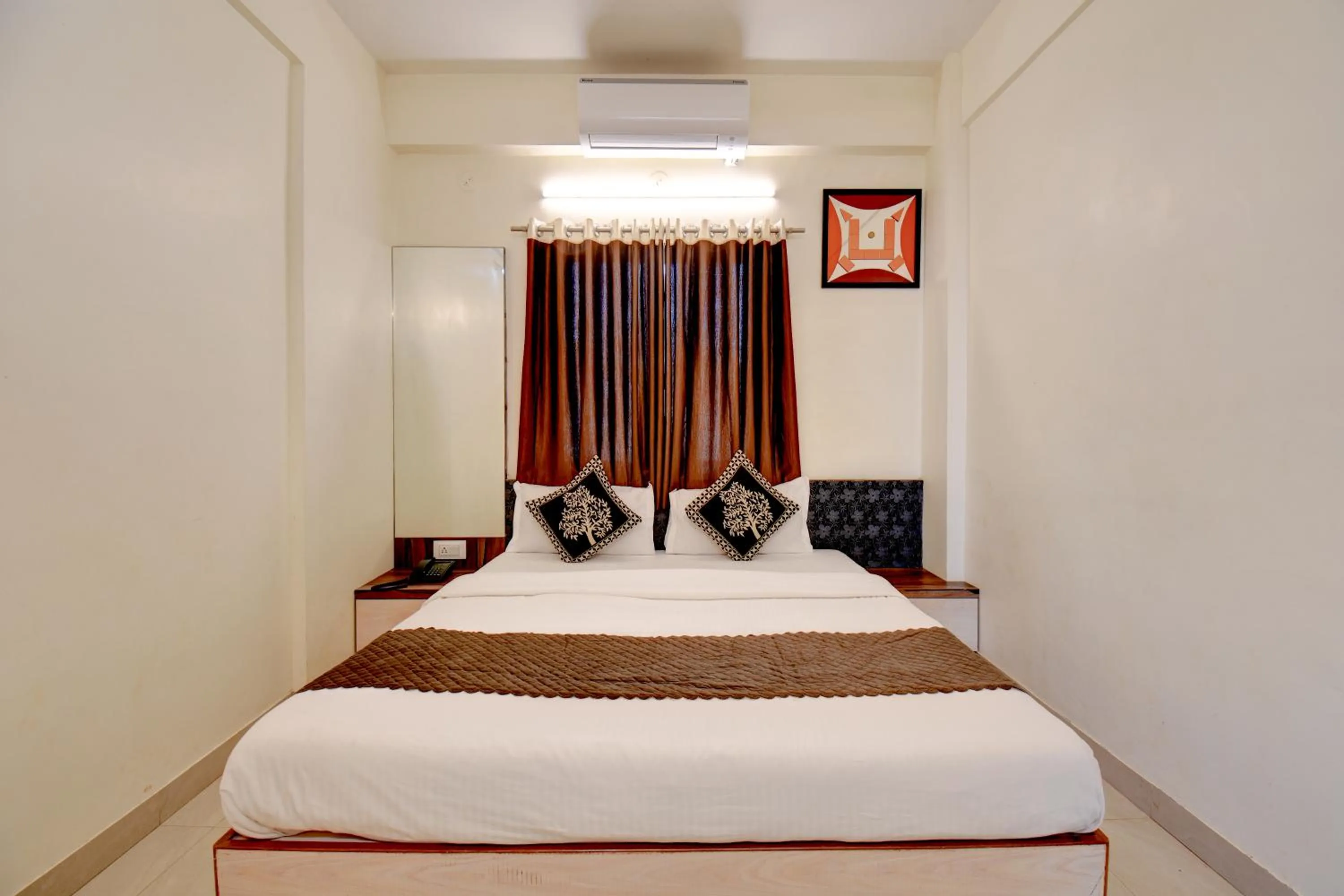 Bed in Hotel Padmavati Palace, Mahabaleshwar