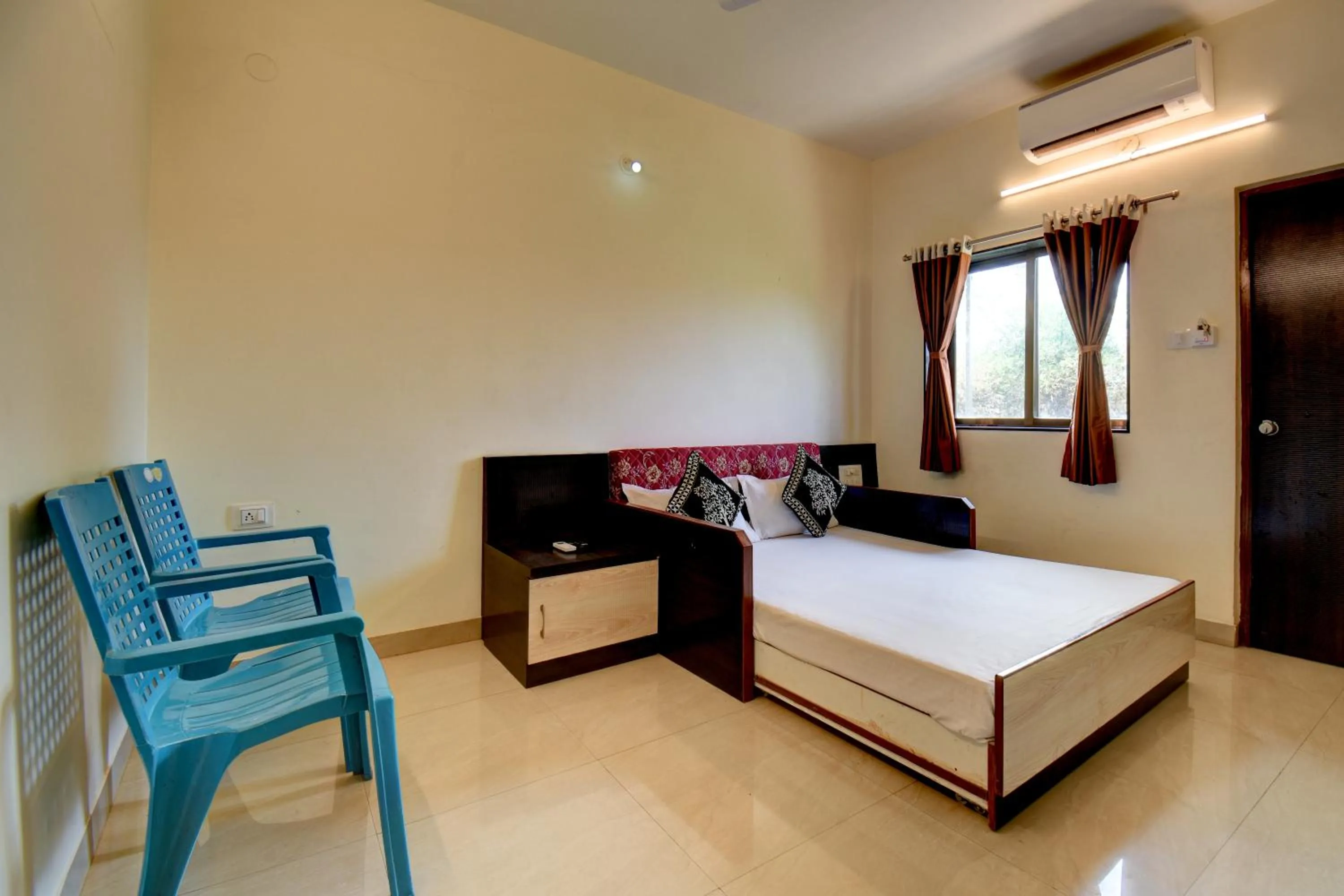 Bed in Hotel Padmavati Palace, Mahabaleshwar