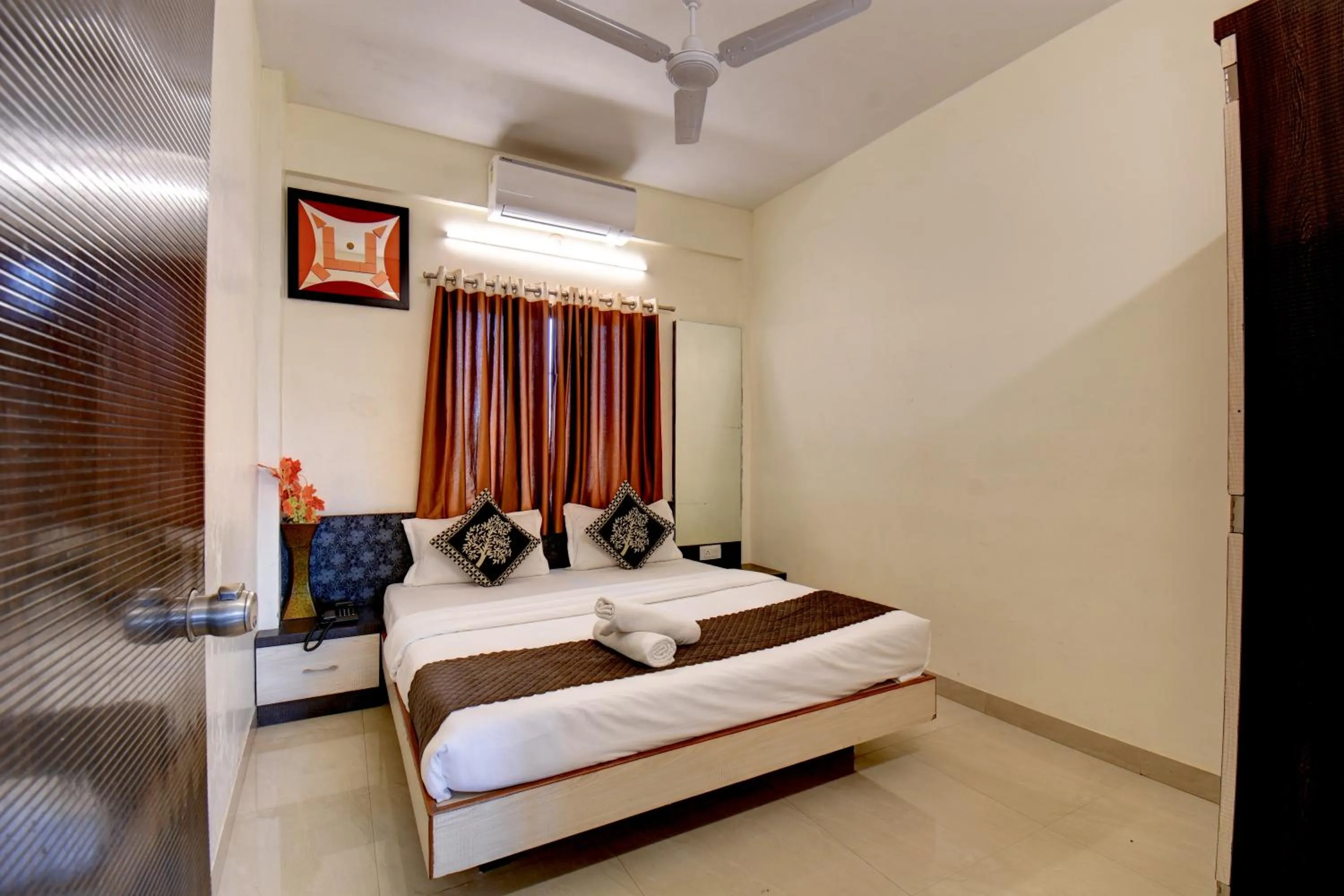 Bed in Hotel Padmavati Palace, Mahabaleshwar