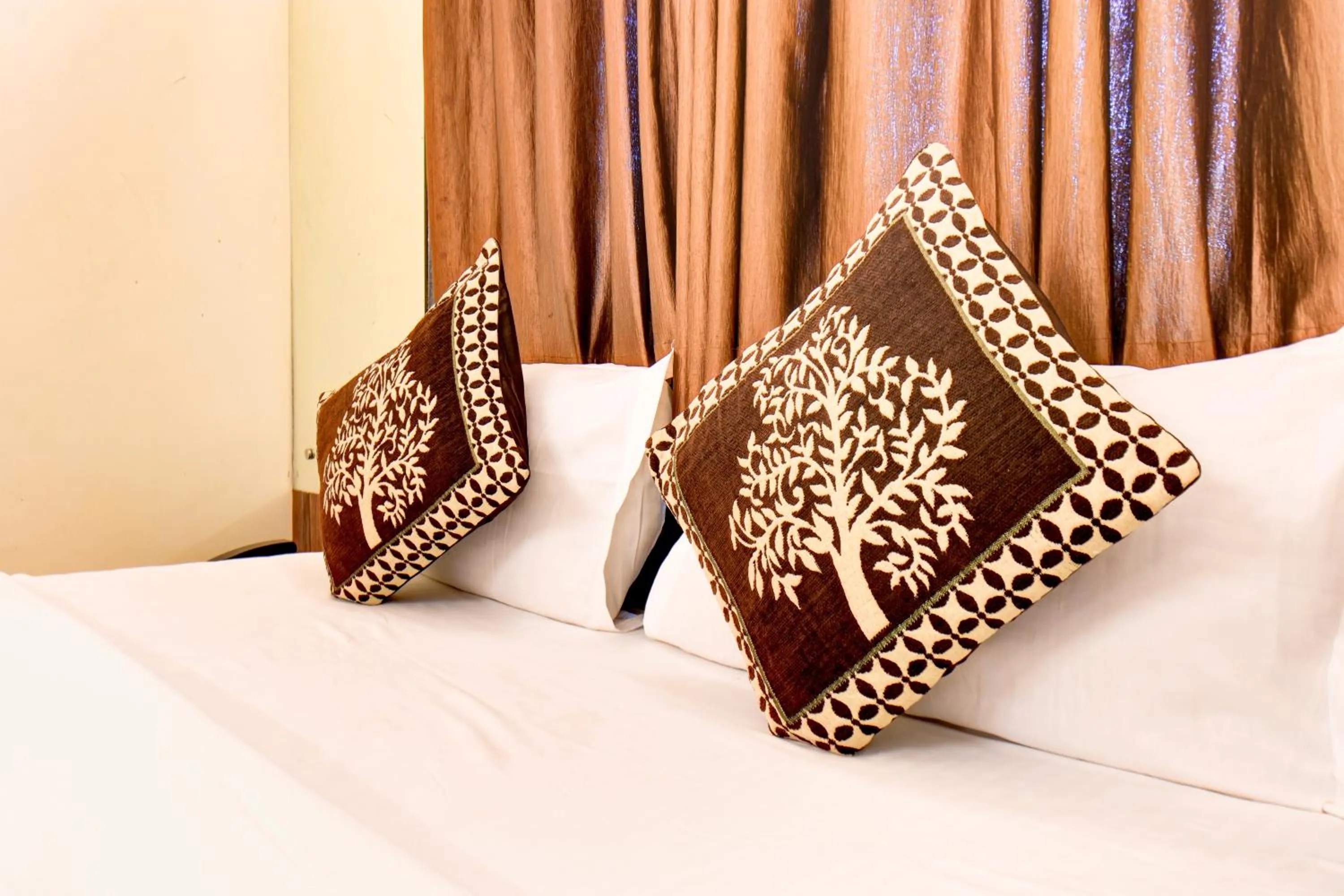 Bed in Hotel Padmavati Palace, Mahabaleshwar