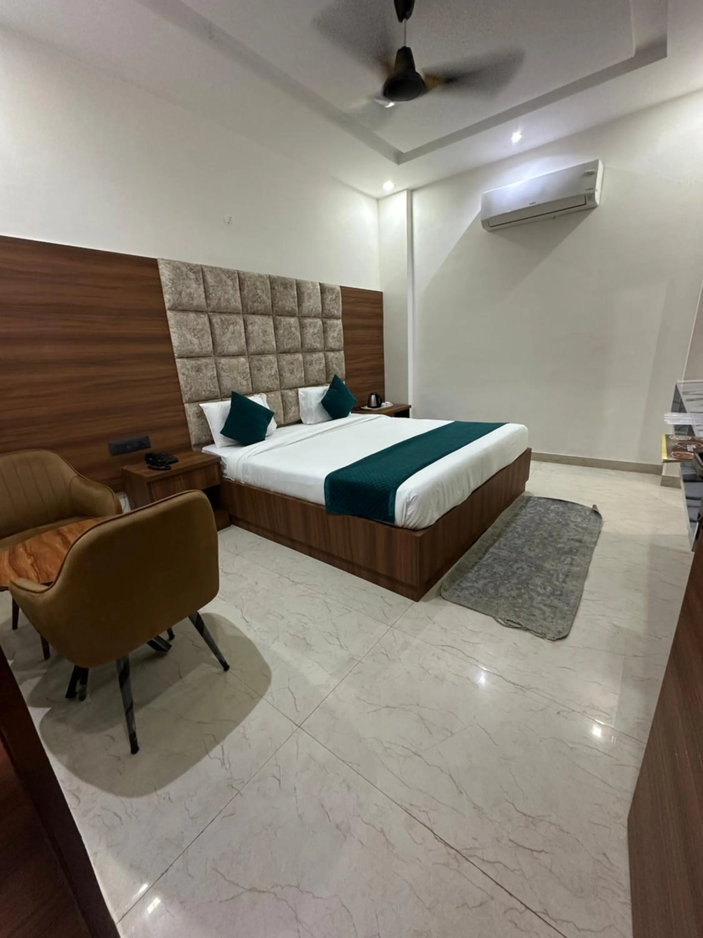 Bedroom, Bed in Hotel Dev Vilas , Agra