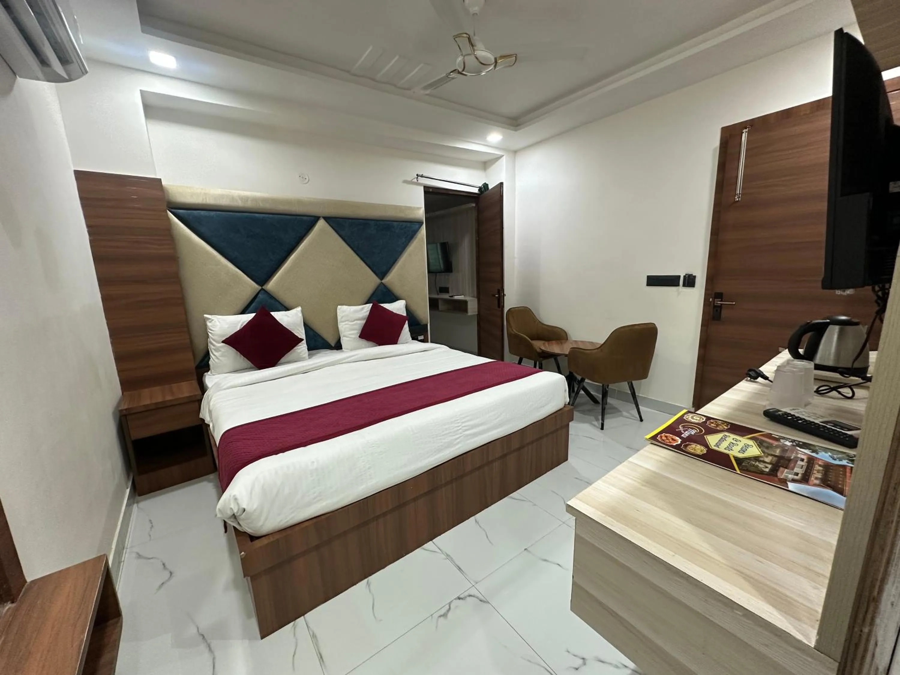 Bedroom, Bed in Hotel Dev Vilas , Agra