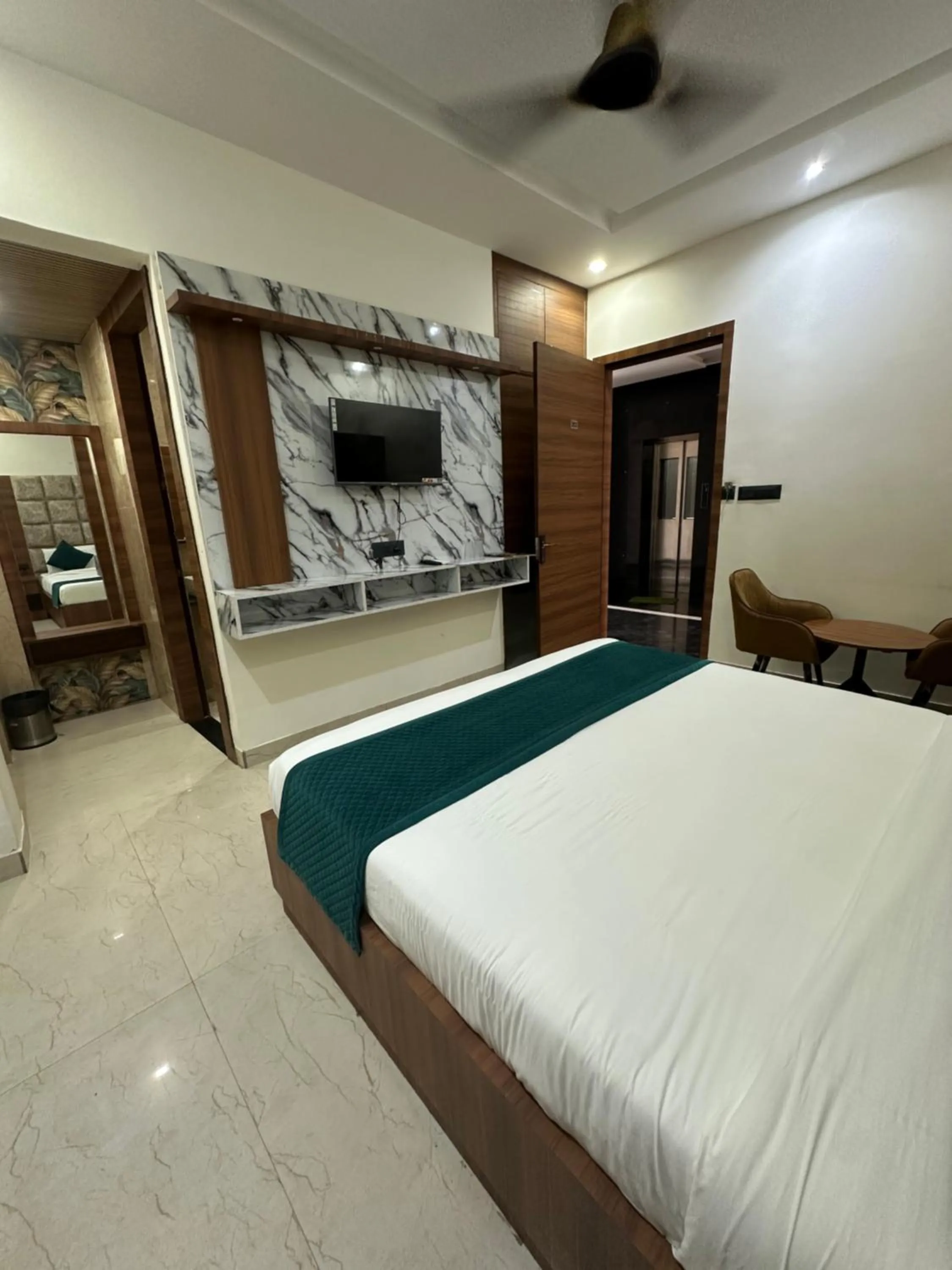 Bedroom, Bed in Hotel Dev Vilas , Agra