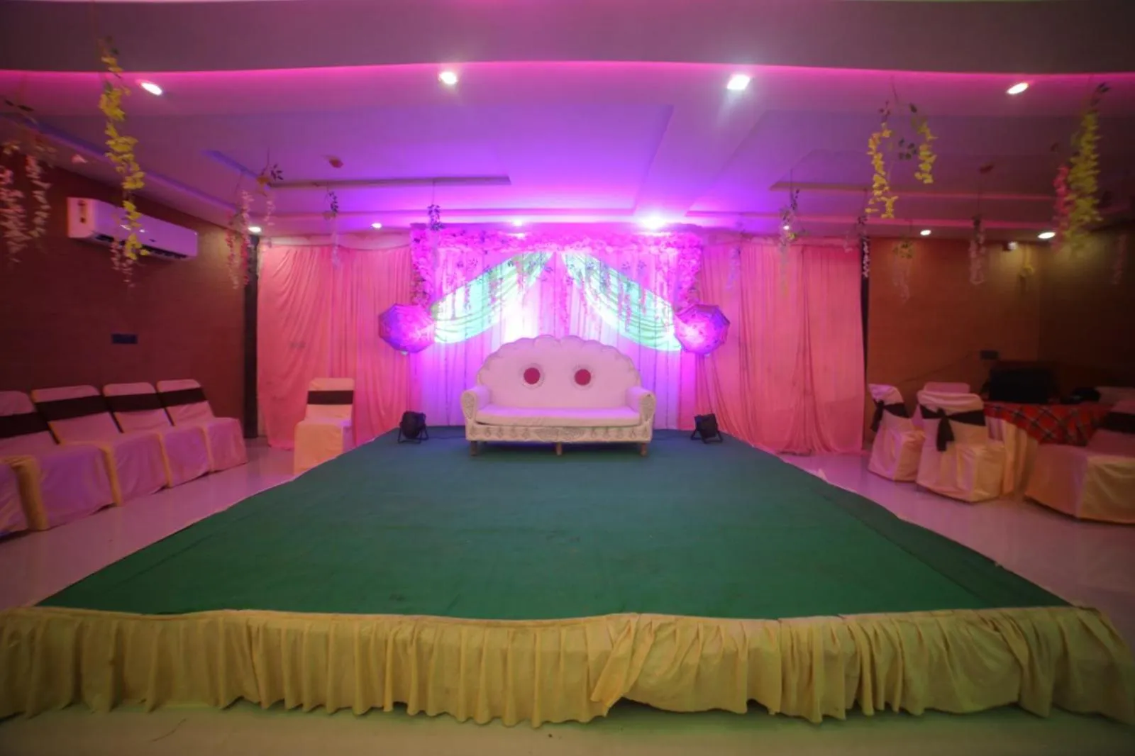 Restaurant/places to eat in Hotel Dev Vilas , Agra