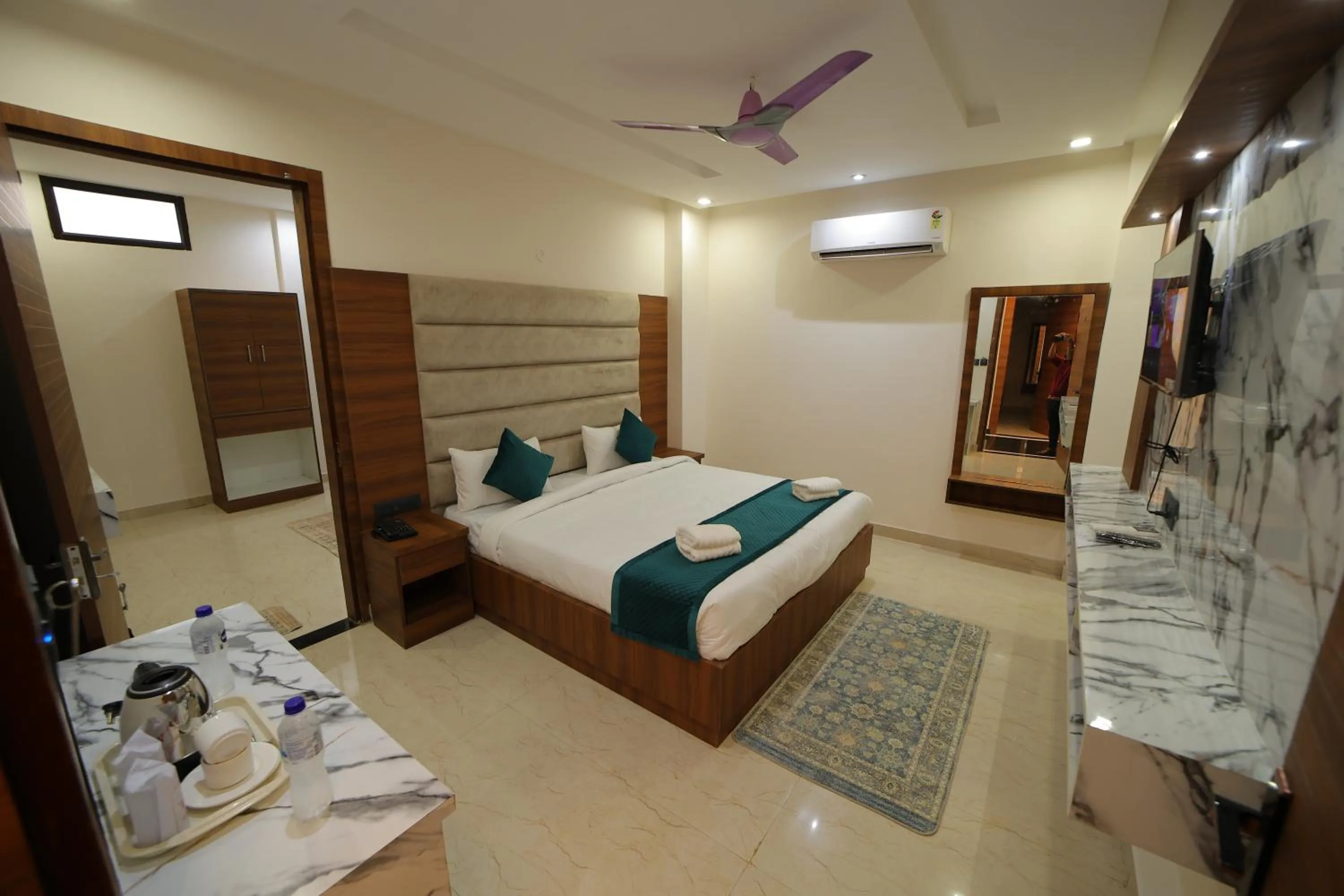 Bedroom, Bed in Hotel Dev Vilas , Agra