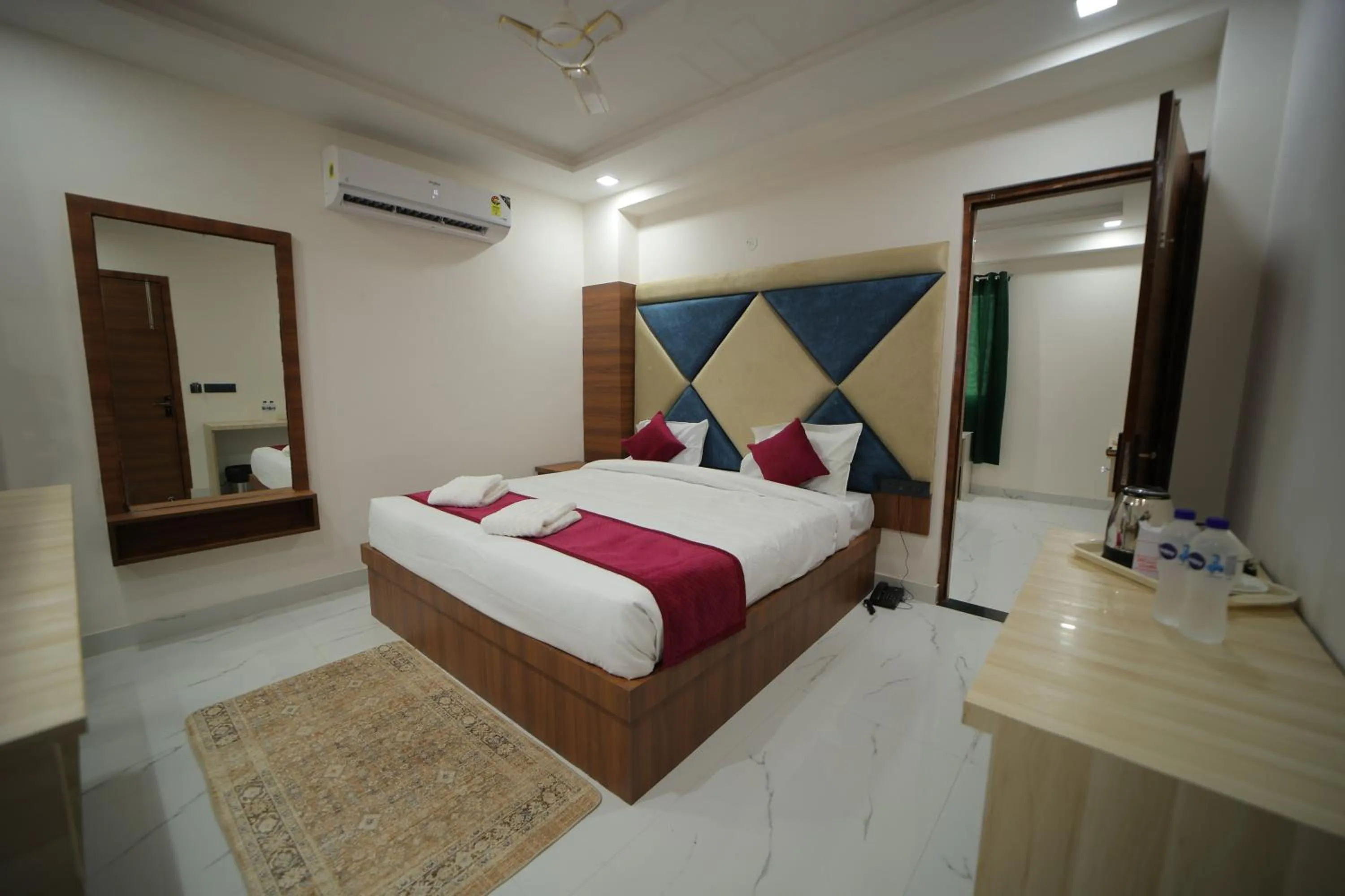 Bedroom, Bed in Hotel Dev Vilas , Agra