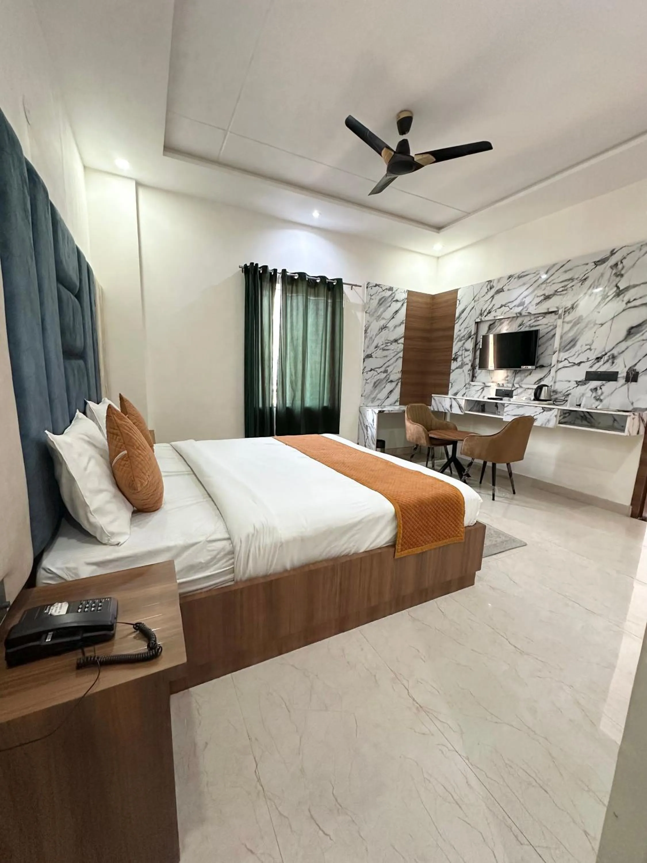 Bedroom, Bed in Hotel Dev Vilas , Agra