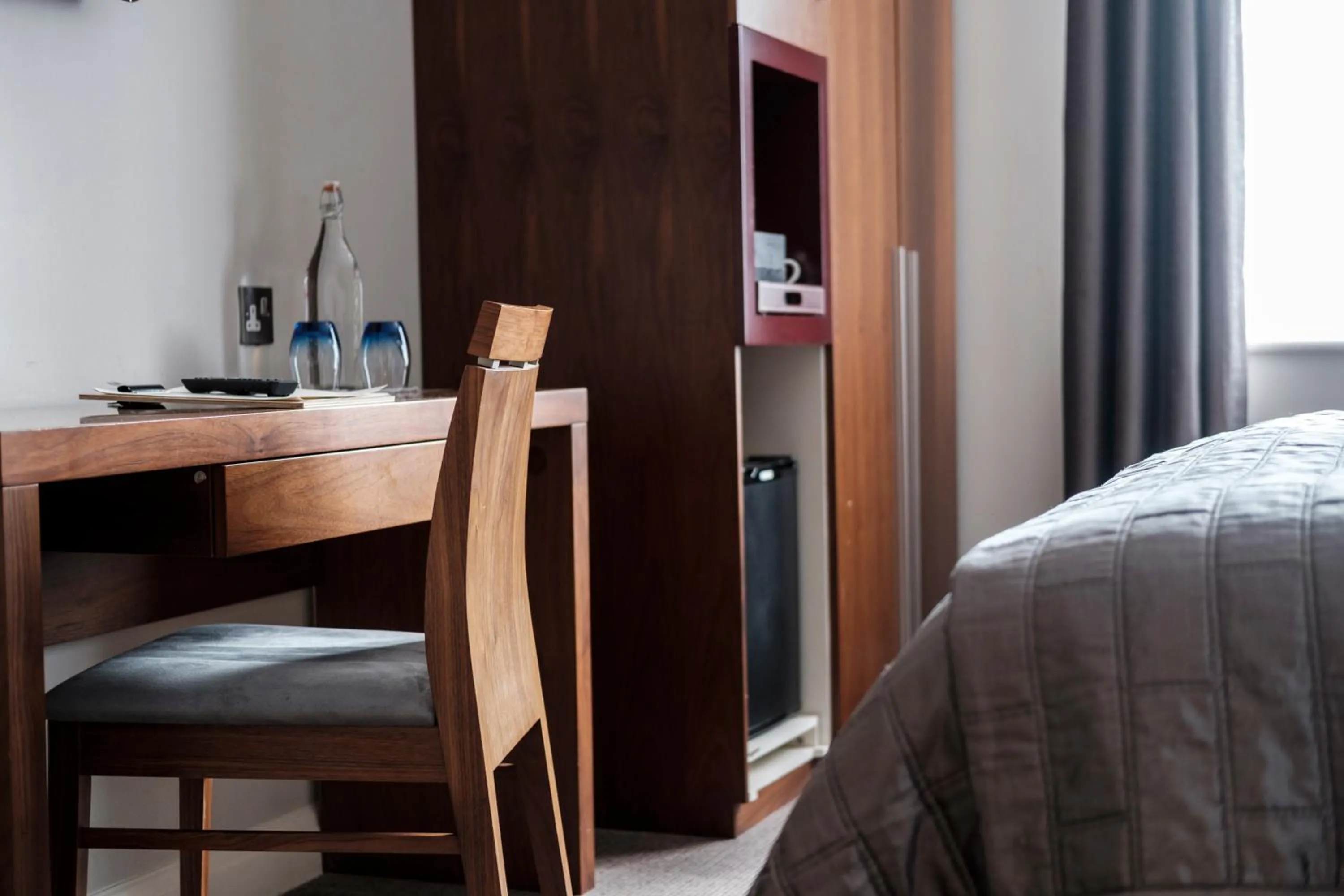 Bathroom, Bed in The Fox & Goose Hotel