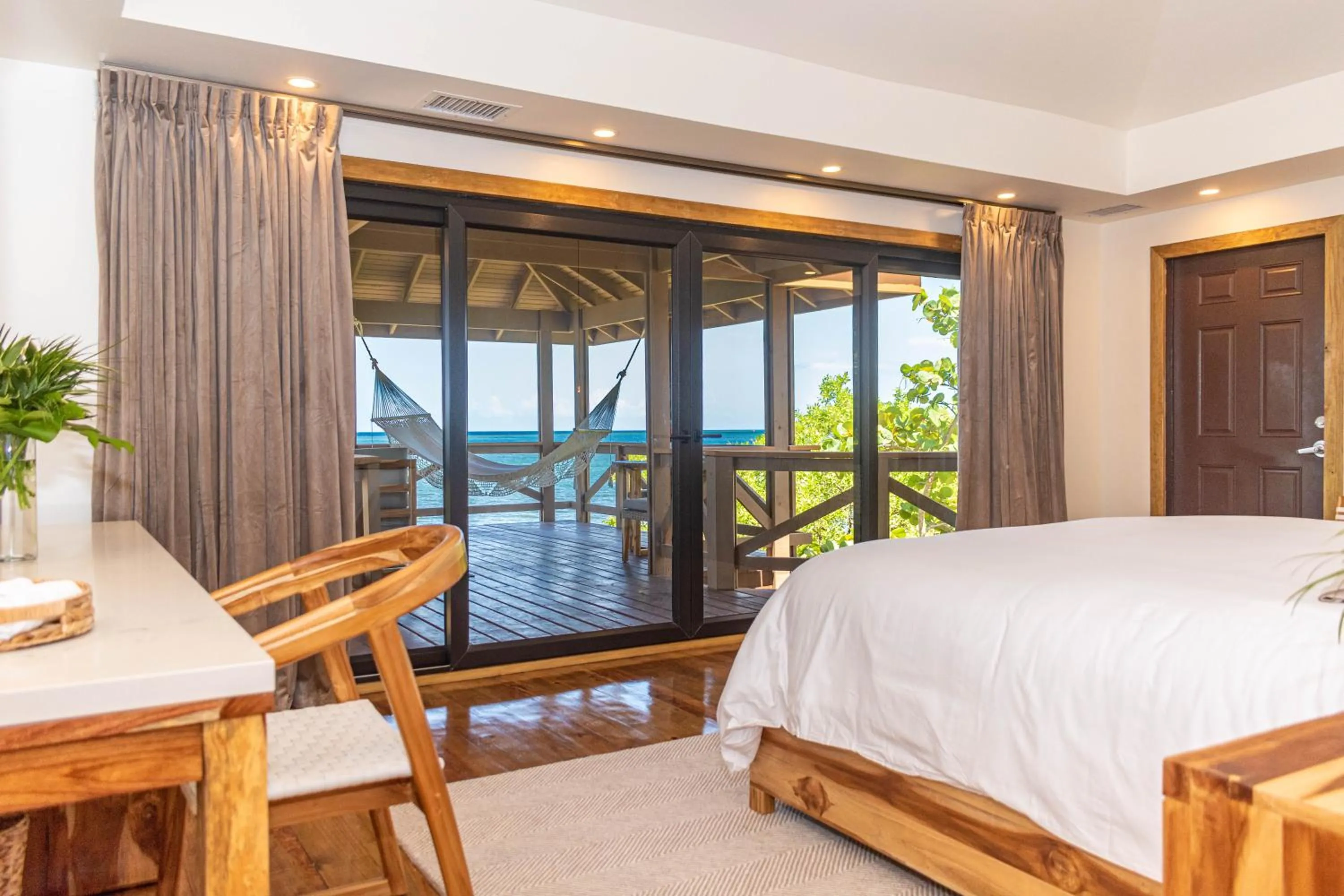 Photo of the whole room, Bed in Anthony's Key Resort