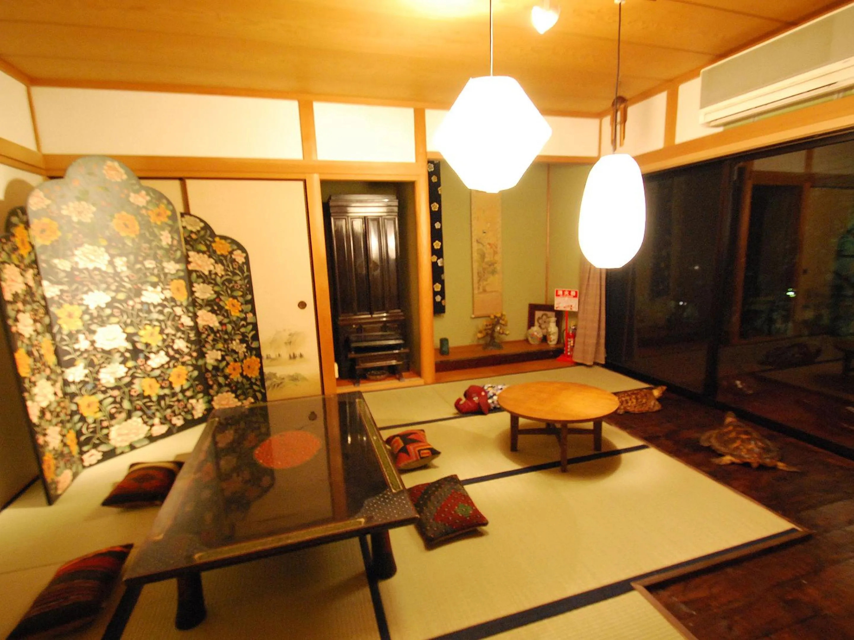 Communal lounge/ TV room in Hostel Yume-Nomad Kobe