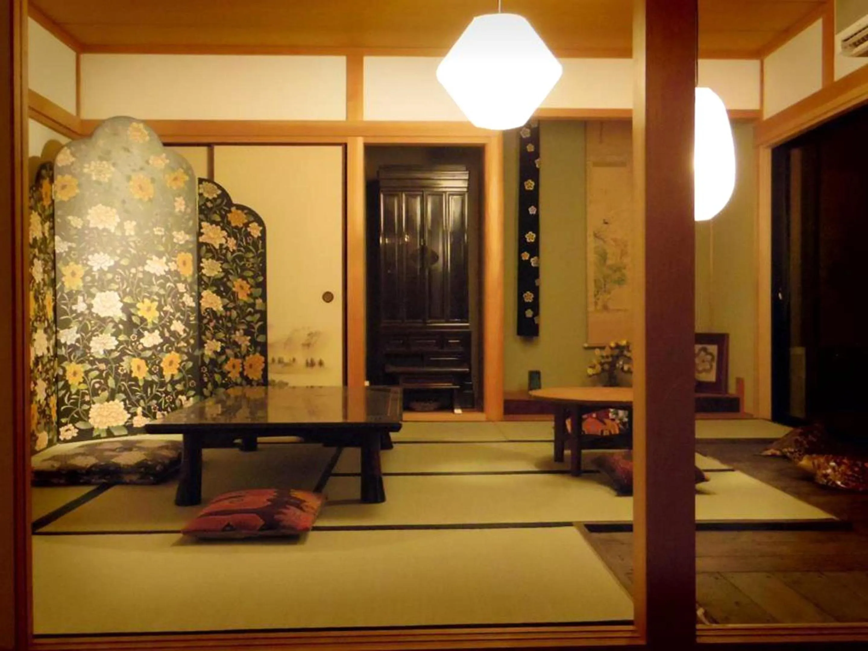 Communal lounge/ TV room in Hostel Yume-Nomad Kobe