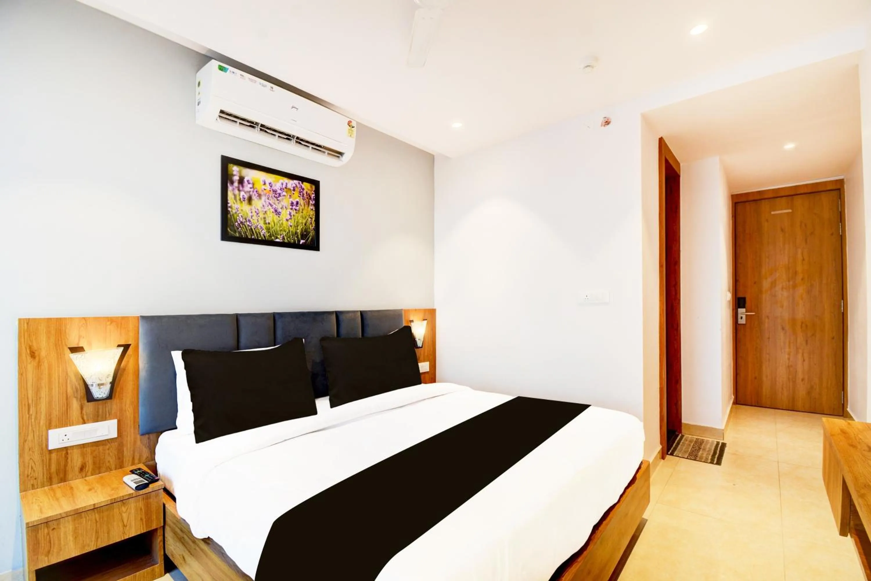 Bedroom, Bed in Super Townhouse Shobhagpura Formerly Fragrance Hotel