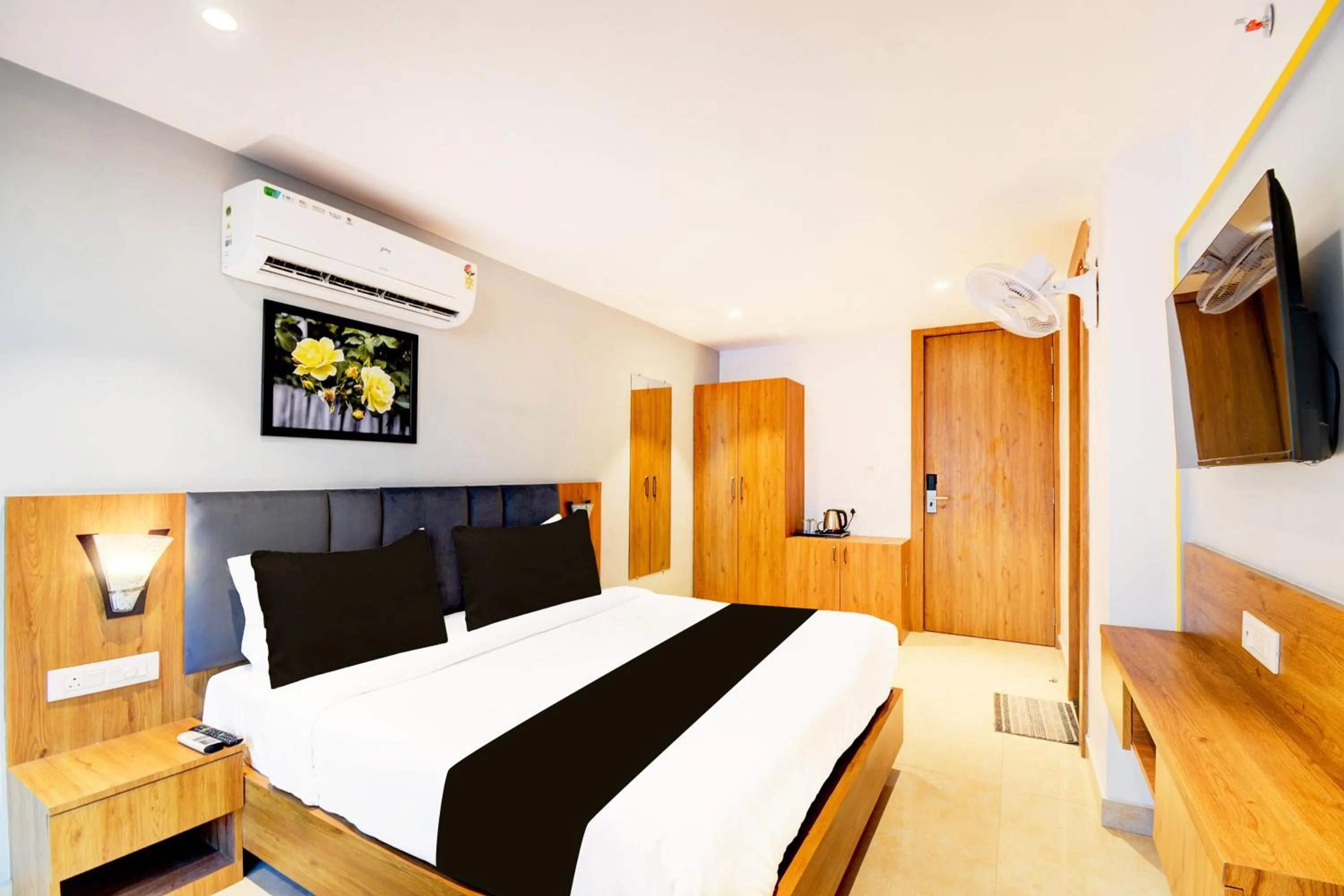 Bedroom, Bed in Super Townhouse Shobhagpura Formerly Fragrance Hotel