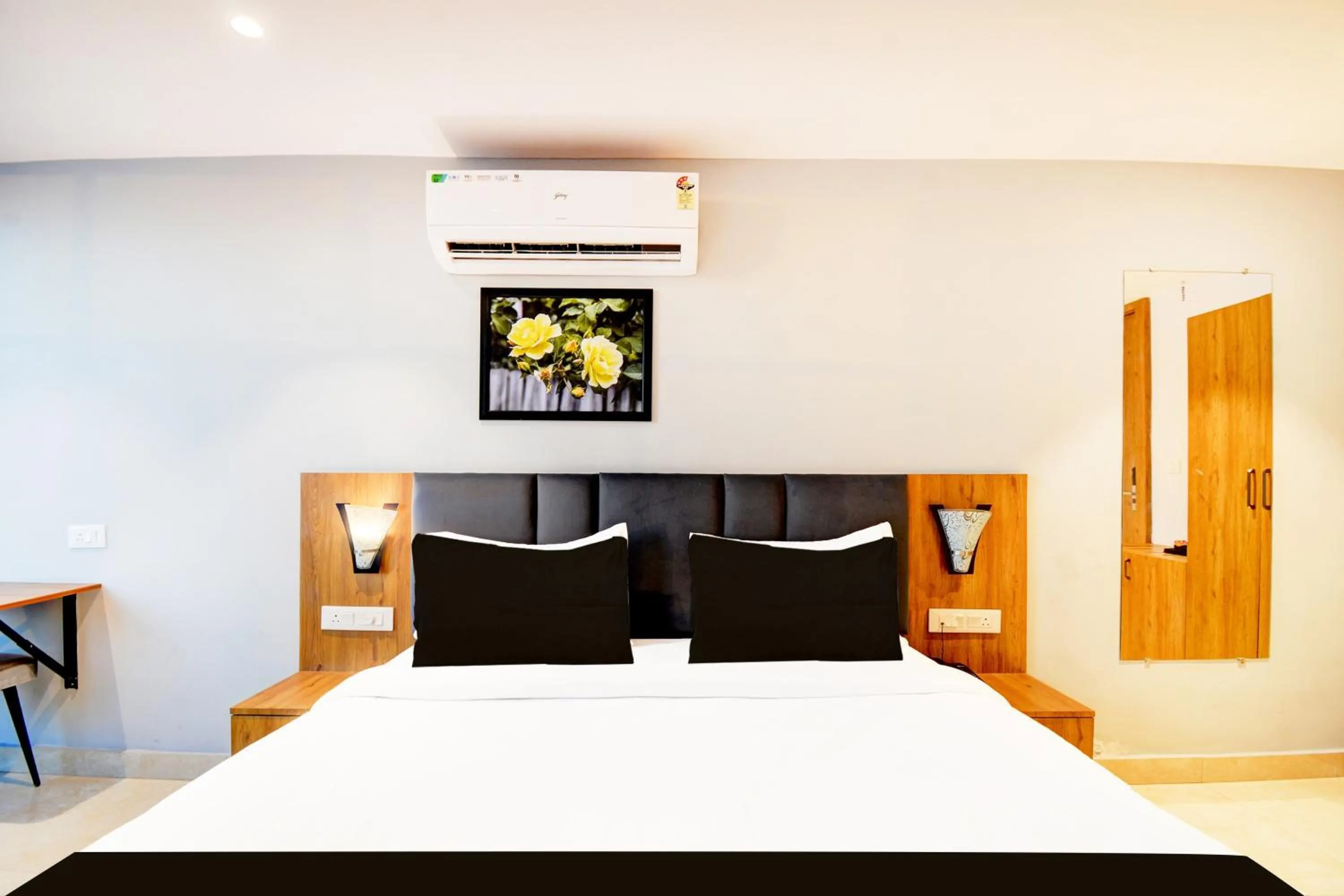 Bedroom, Bed in Super Townhouse Shobhagpura Formerly Fragrance Hotel