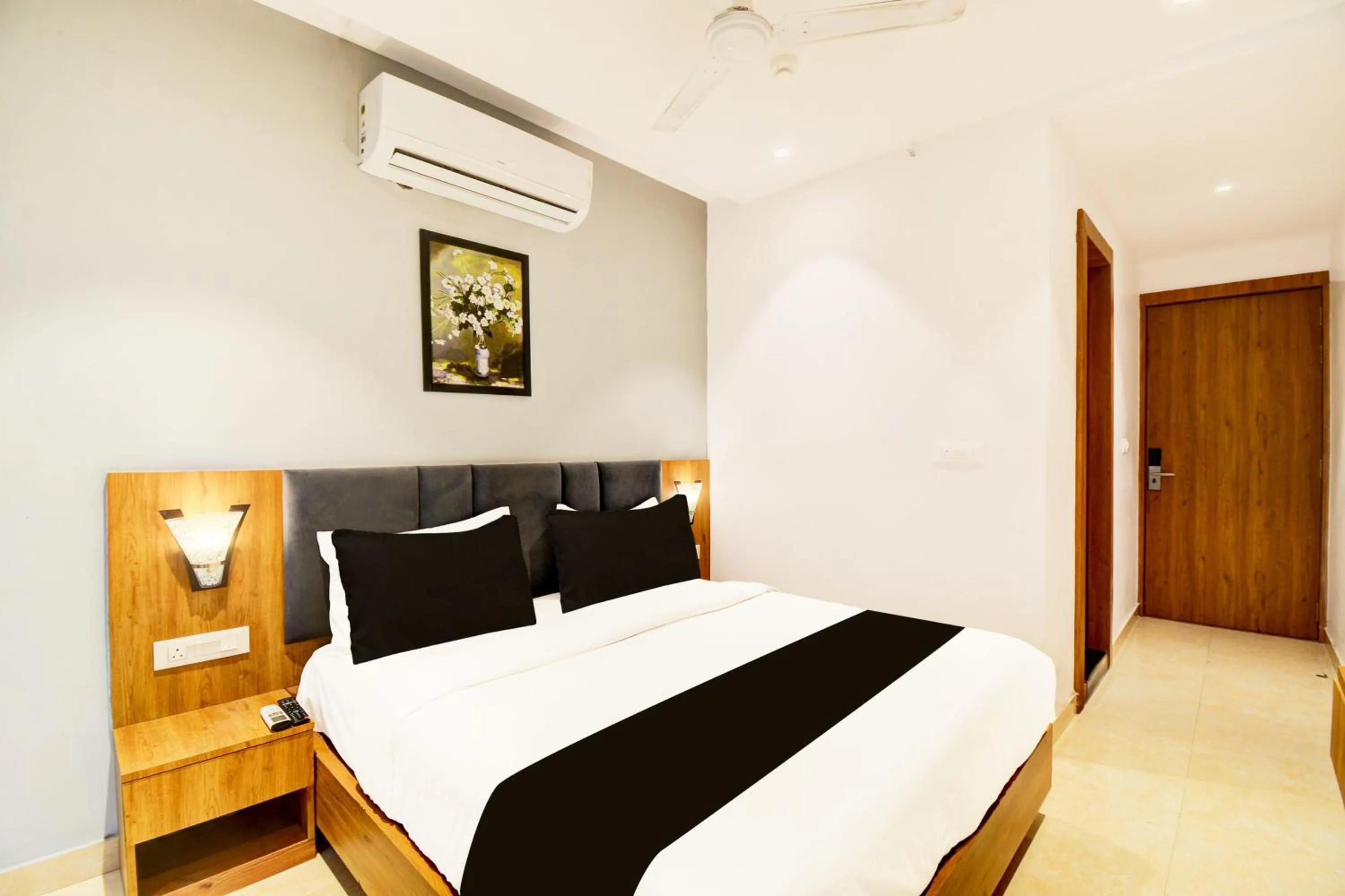 Bedroom, Bed in Super Townhouse Shobhagpura Formerly Fragrance Hotel