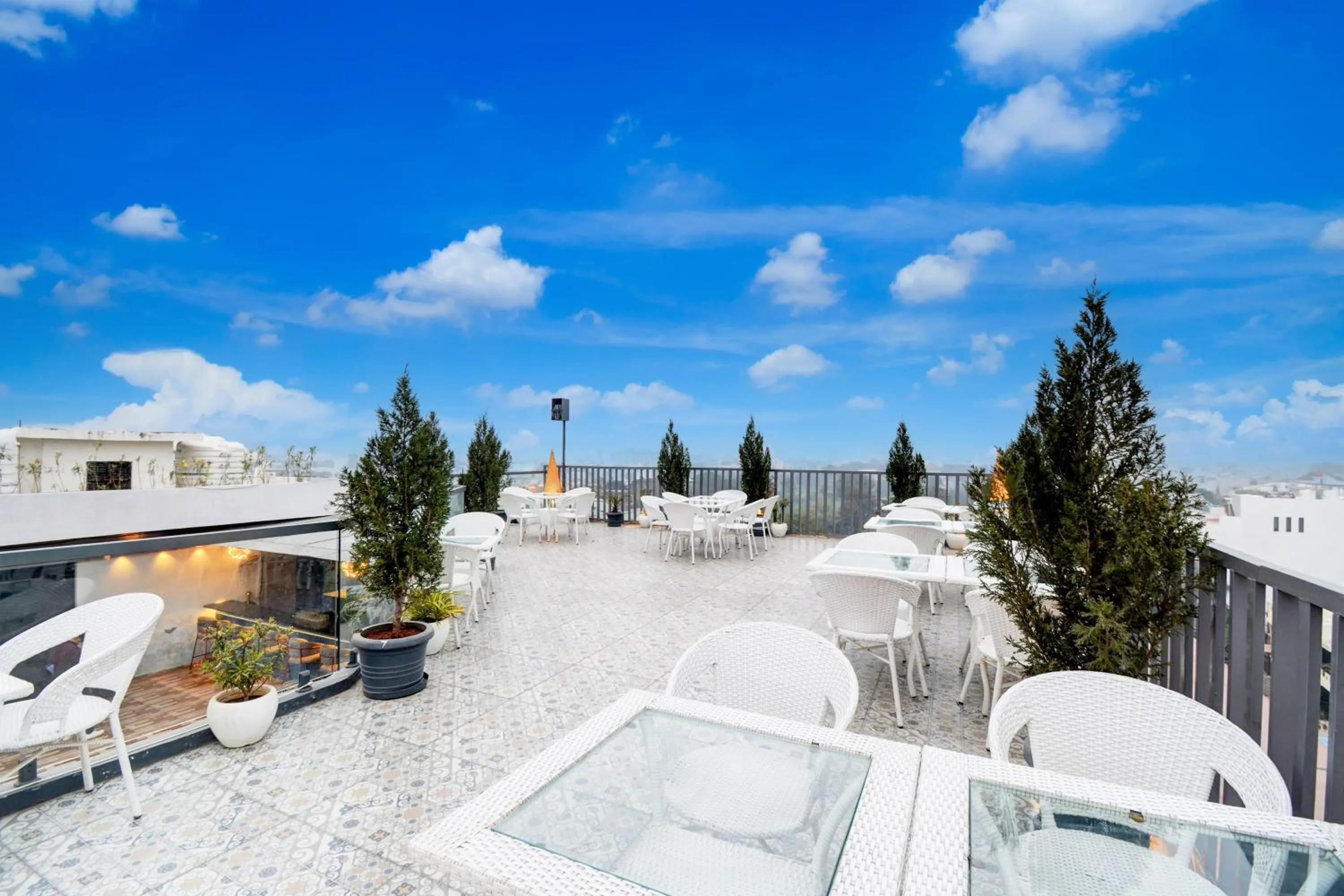 Restaurant/places to eat in Super Townhouse Shobhagpura Formerly Fragrance Hotel