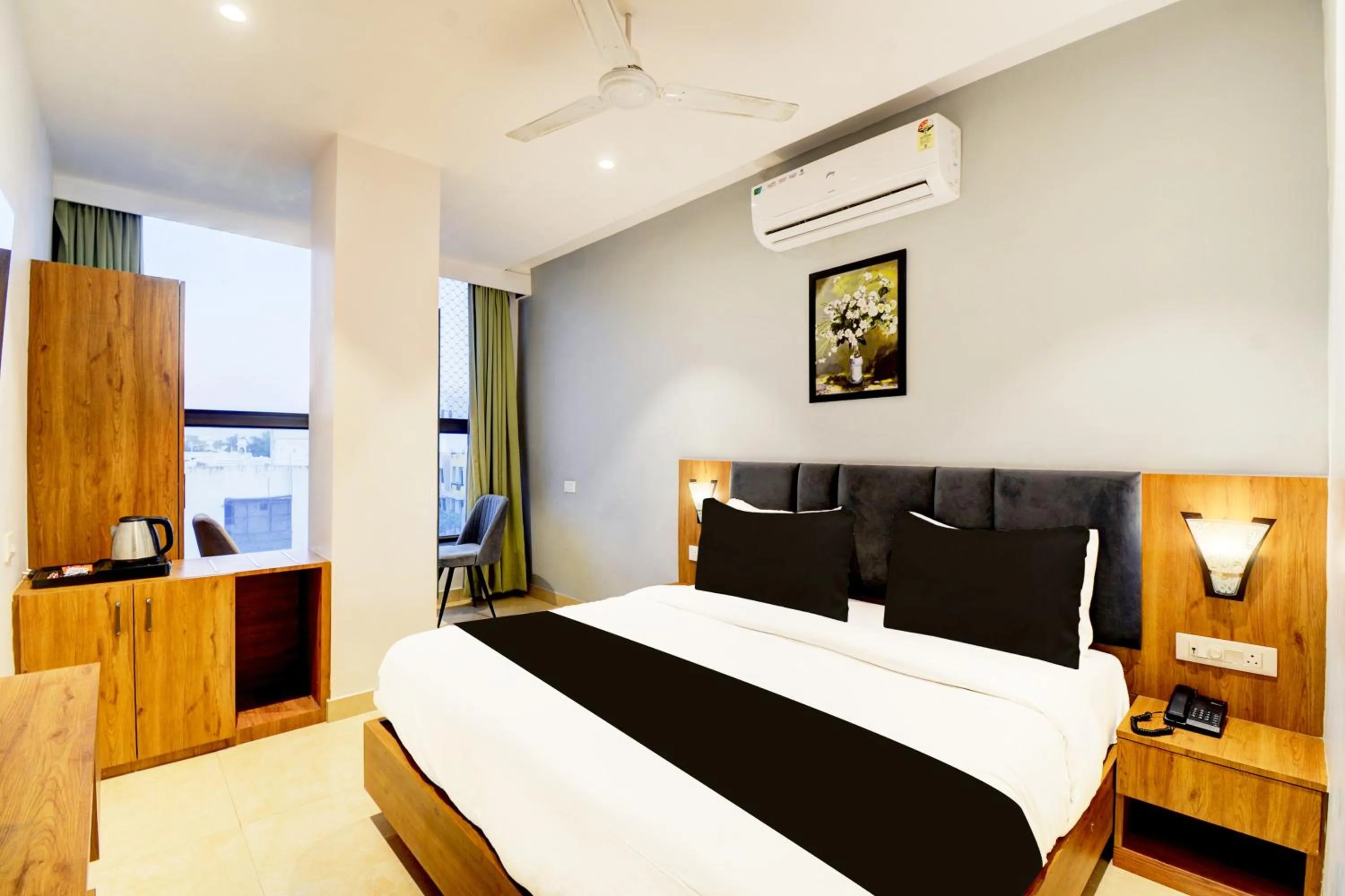 Bedroom, Bed in Super Townhouse Shobhagpura Formerly Fragrance Hotel