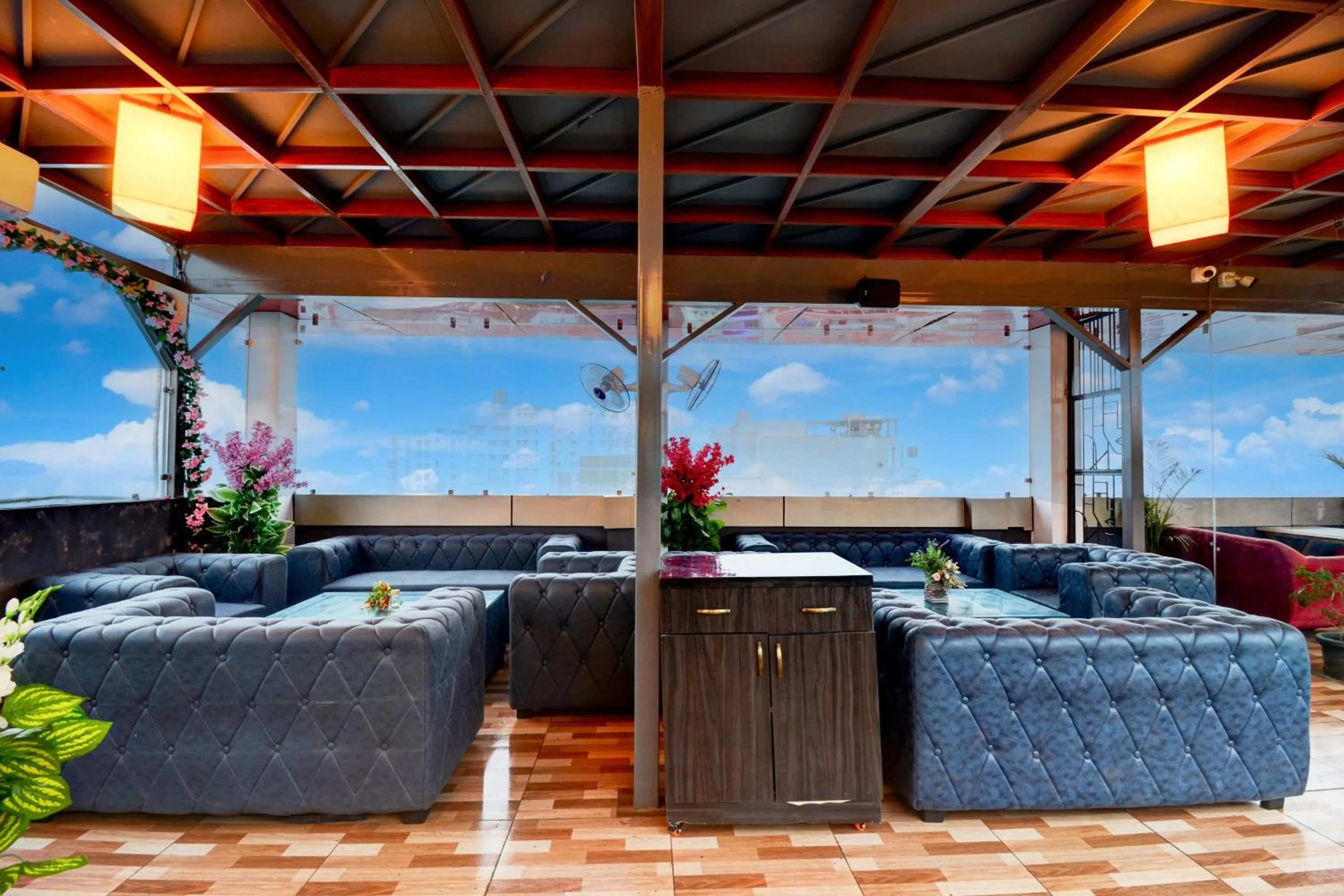 Restaurant/places to eat in Super Townhouse Shobhagpura Formerly Fragrance Hotel